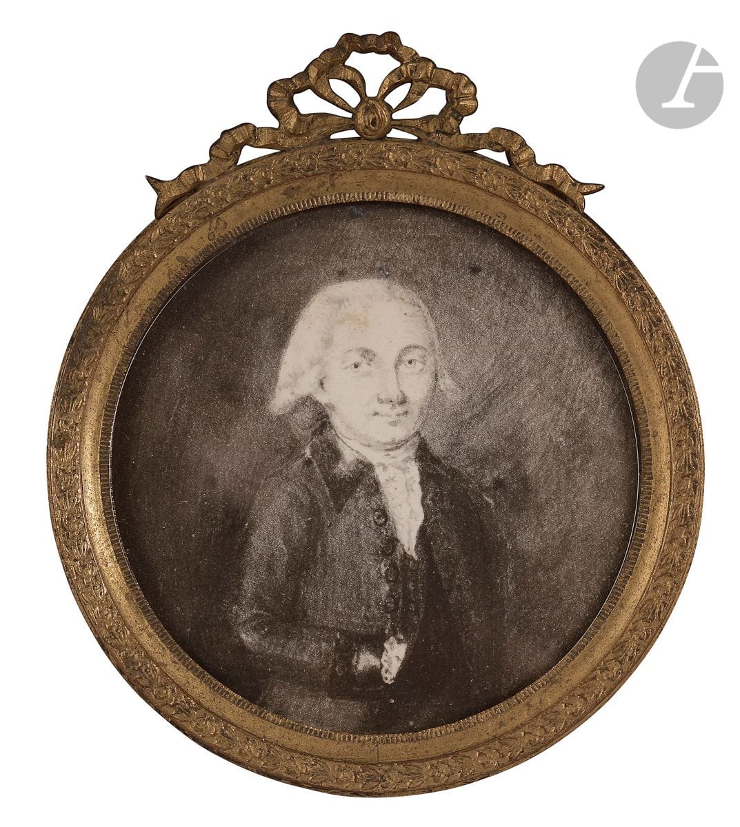 École FRANÇAISE de la fin du XVIIIe siècle
JNJ Parisot député à l’Assemblée Nationale Constituante
Dessin au crayon et lavis
Diam. : 6,6 cm 
Cadre en laiton doré formant chevalet
H. totale : 8,8 cm
(Petites rousseurs)