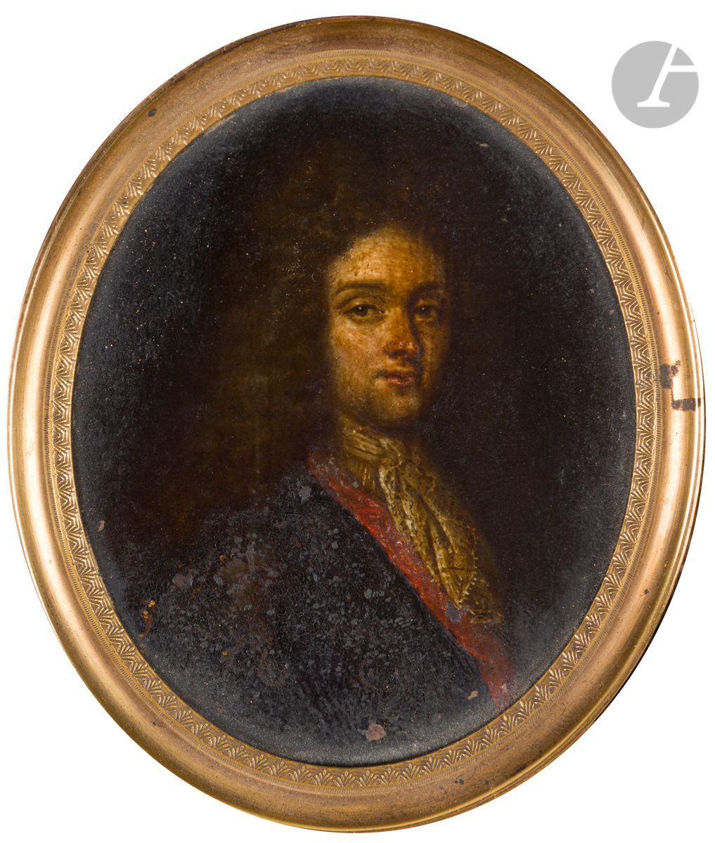 École FRANÇAISE du XVIIIe siècle 
Portrait de Jeune homme en longue perruque, manteau noir et lavallière de dentelle
Miniature ovale sur cuivre (lacunes)
Dim. : 7,5 x 6 cm 
Cerclage de laiton doré et cadre en bois du XIXe siècle (cassé)
Porte une annotation ancienne au dos : Mignard