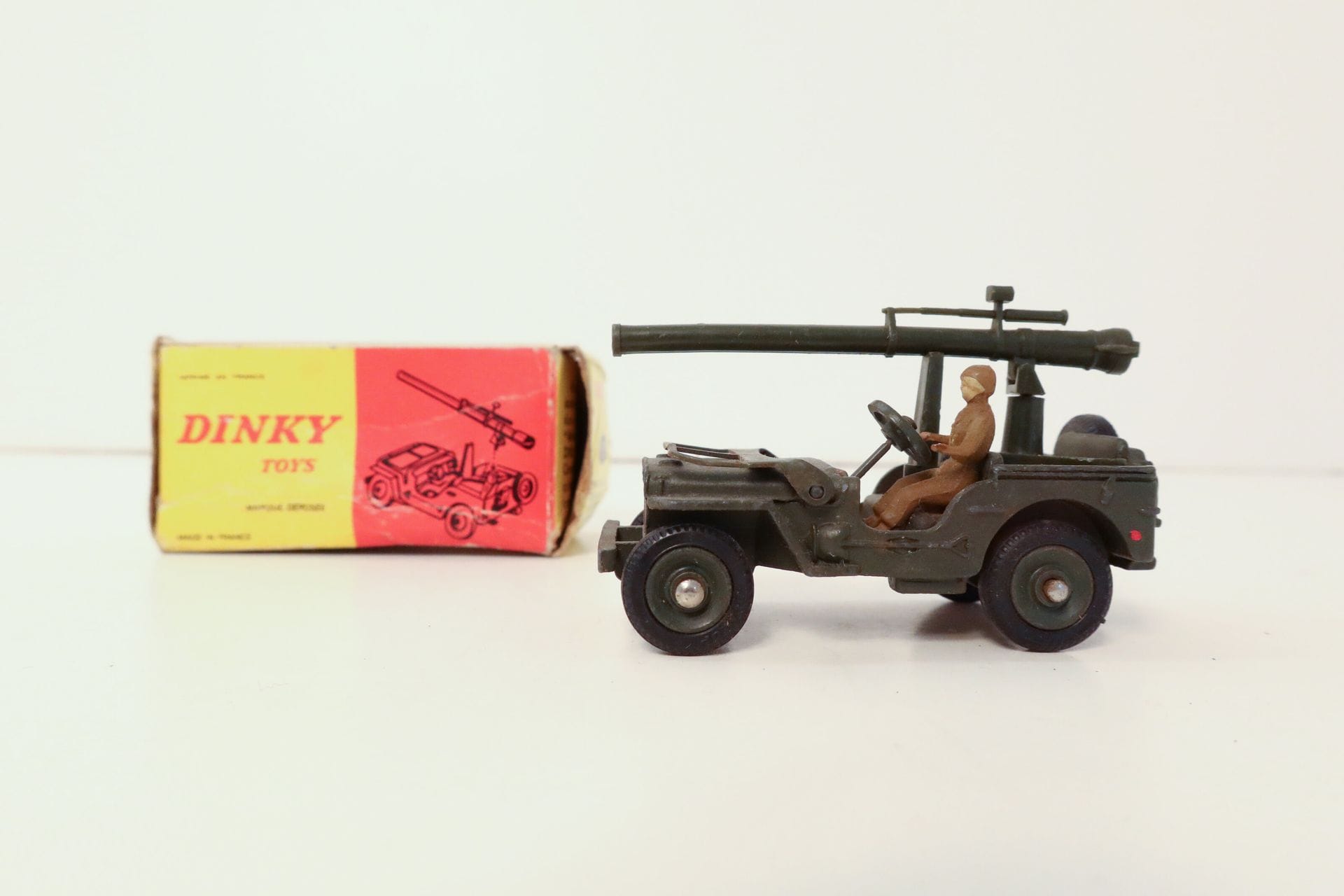 DINKY TOYS 

Jeep avec canon de 106 S.R., canon amovible et conducteur, ref. 829, boîte (bon état).