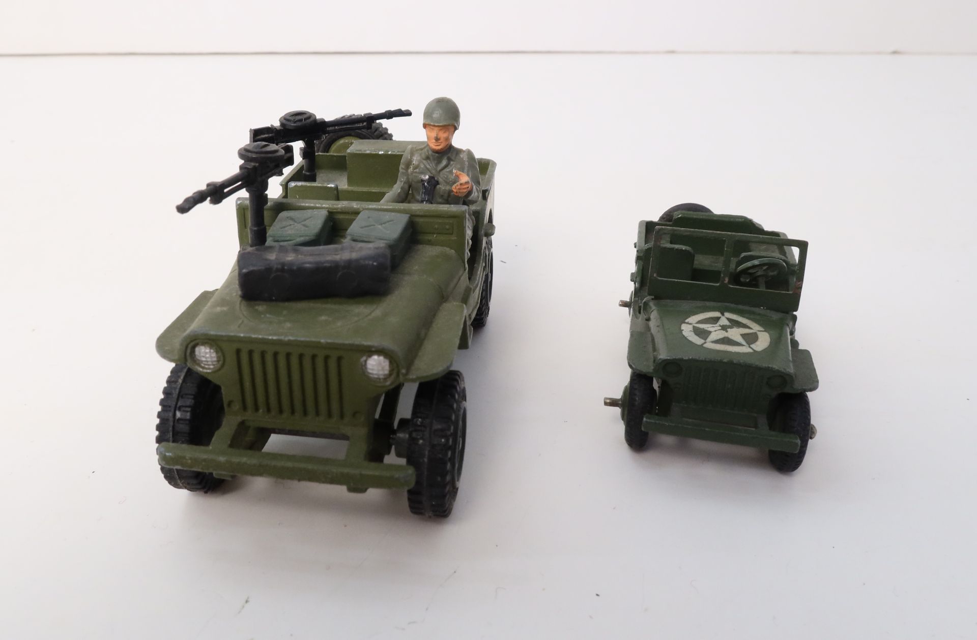 DINKY TOYS 

Lot de 2 jeep militaires :

- Jeep US Army, ref. 153A, sans boîte (état d'usage, chocs),

- US Jeep, sans ref., sans boîte (petits chocs).
