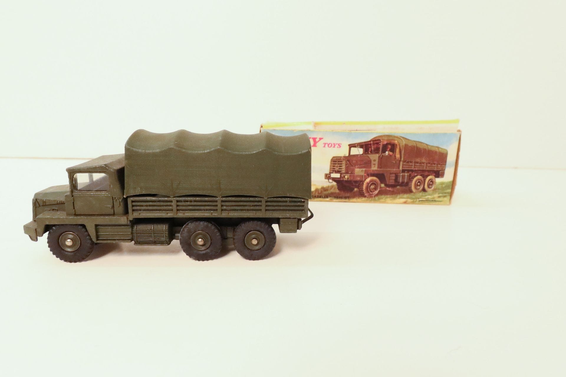 DINKY TOY 

 Berliet camion militaire Gazelle, avec vitres et bâche amovible, ref. 824, boîte (usures d'usage).