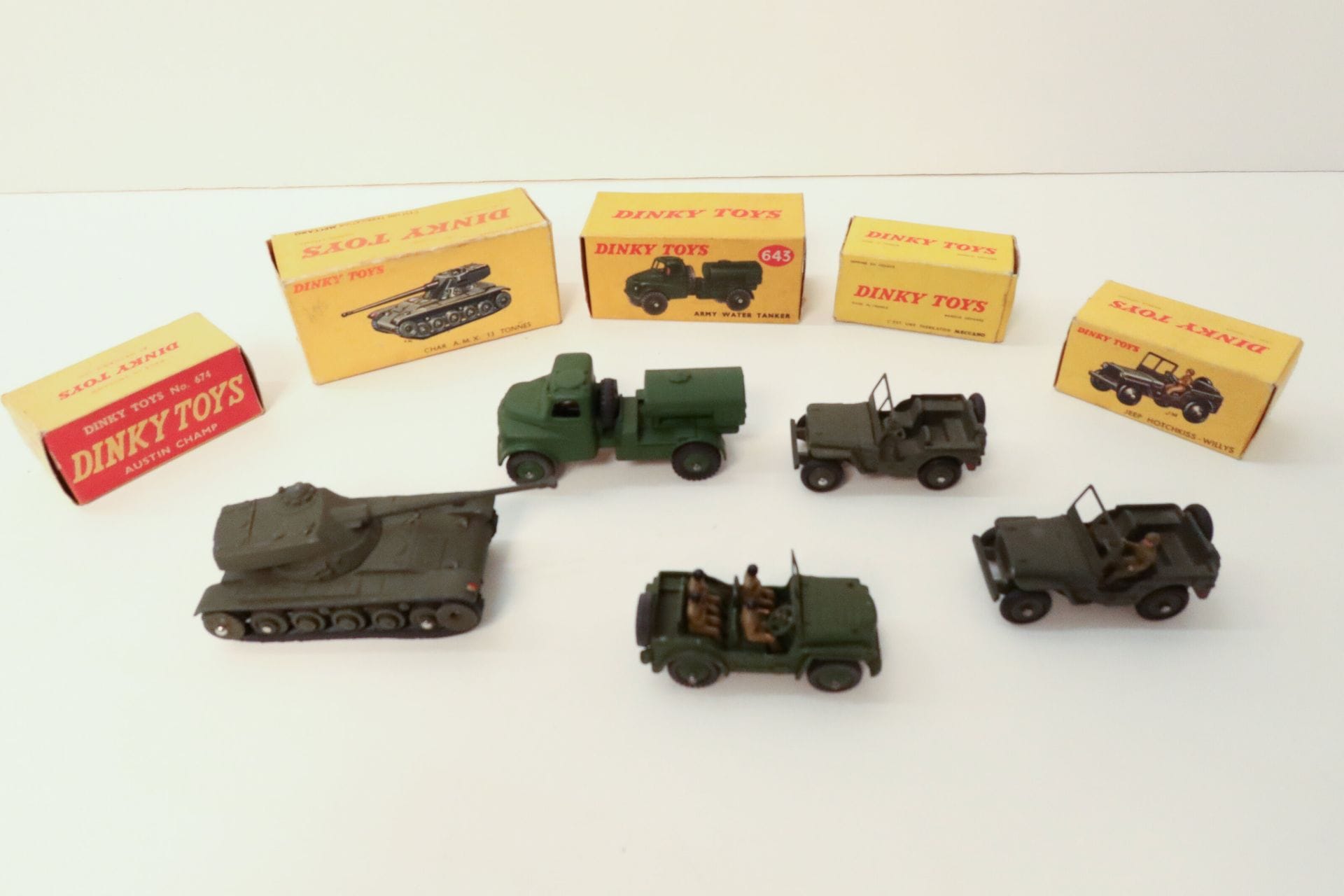 DINKY TOYS 

Ensemble de 5 véhicules militaires : 

- Jeep Hotchkiss Willys, ref. 80B, boîte (bon état),

- Char AMX tank 13 tonnes, ref. 80C, boîte (bon état), 

- Army water tanker, ref. 643, boîte (bon état),

- Jeep Hotchkiss Willys, avec conducteur, ref. 816, boîte (bon état),

 - Austin Champ, ref. 672, boîte (bon état).