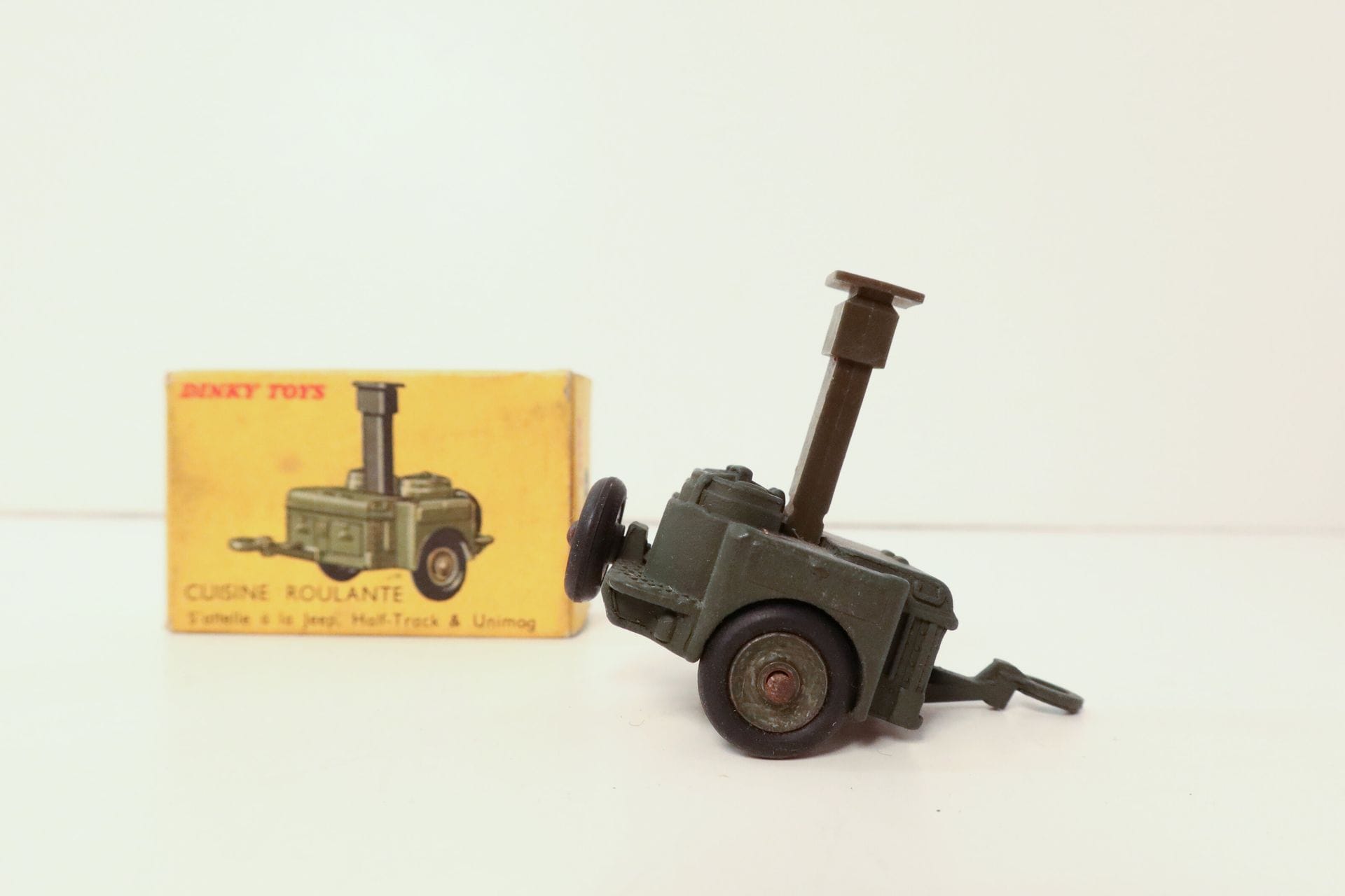 DINKY TOYS 

Kitchen on wheels (attaches to Jeep Half-Track & Unimog), ref. 823, box (wear and tear).