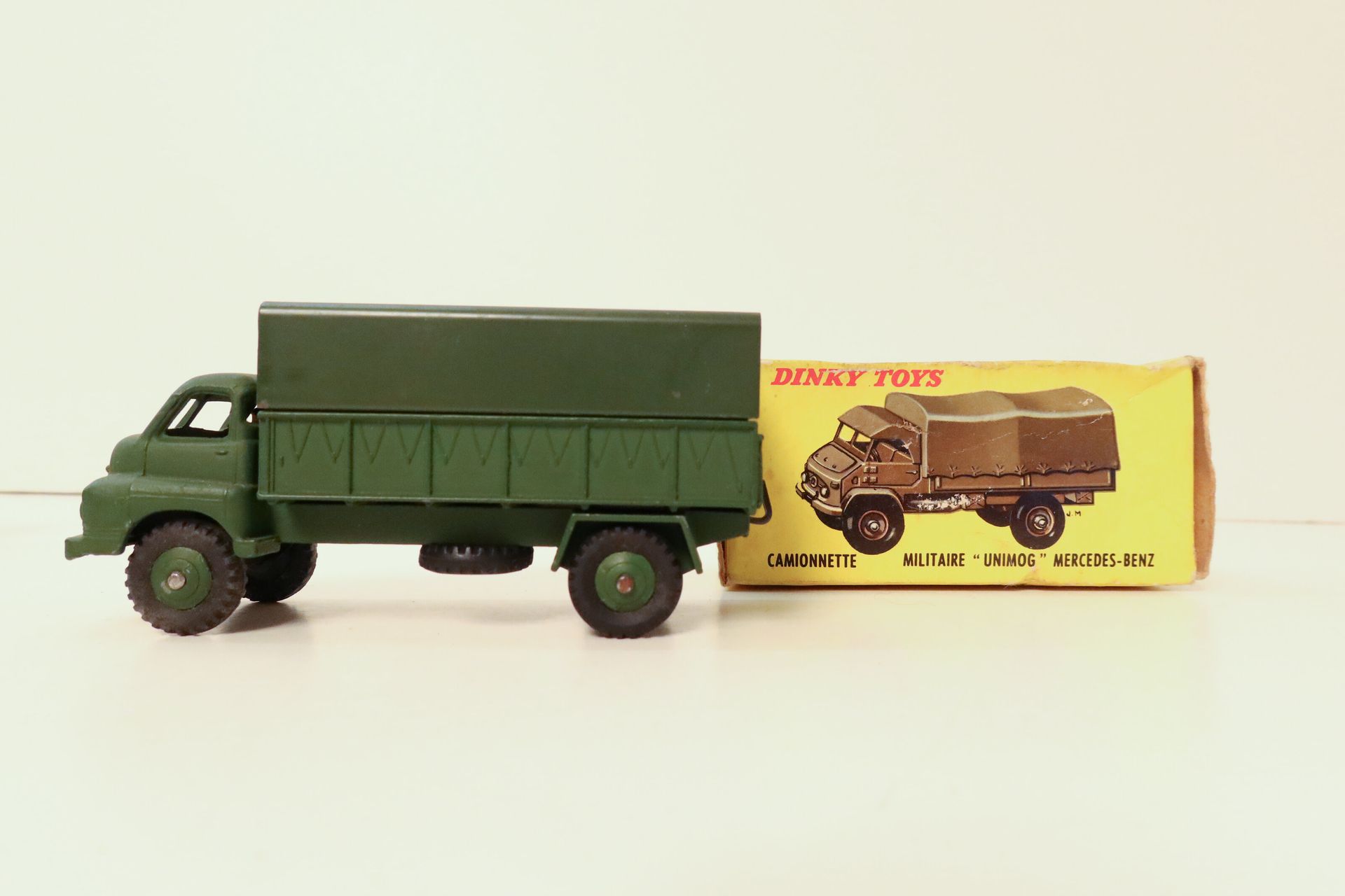 DINKY TOYS 

Ensemble de 2 véhicules militaires : 

- 3-ton army wagon, ref. 621, boîte (léger manque de peinture noire),

- Camionnette Militaire Unimog Mercedes-Benz, ref. 821, boîte (bon état, boîte déchirée).