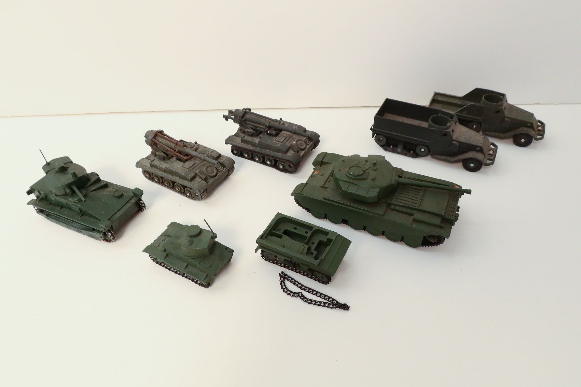 DINKY TOYS 

Ensemble de 8 véhicules et engins militaires sans boîte : 

- Medium tank, ref. 152A, vers 1940 (état d'usage, chocs et rayures),

- 2 light tank, ref. 152A, vers 1940 (bon état),

- 2 canons automoteurs 155, ref. 813 (traces de rouilles, chocs, l'un aux chenilles remplacées),

- Centurion tank, ref. 651 (chocs et rayures),

- 2 half-track, ref. 822 (chocs, mitrailleuse manquante).