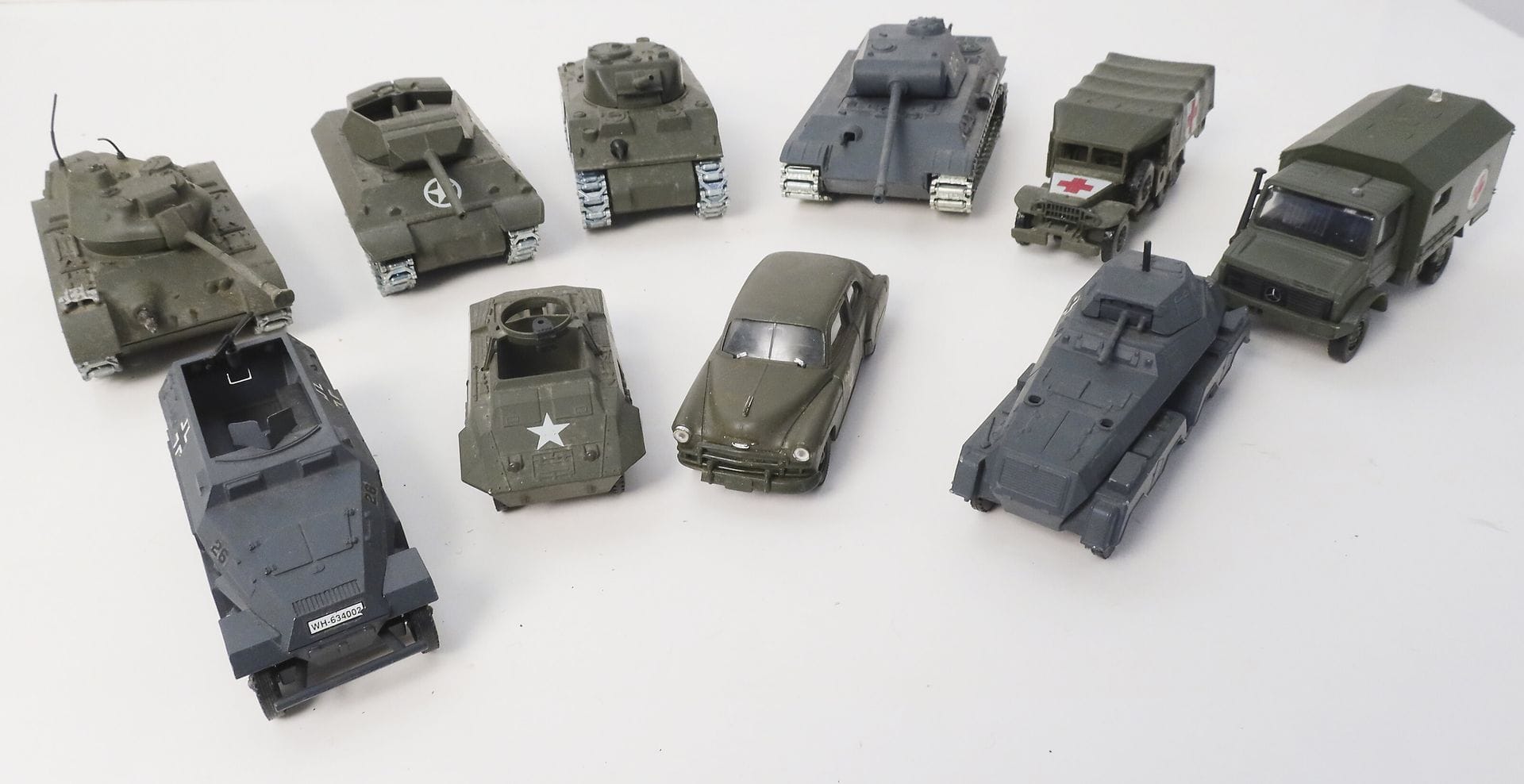
SOLIDO 




Ensemble de 10 véhicules militaires : 




- Dodge 6x6 T 223 WC63, véhicule sanitaire, sans boîte (bon état, usures),




- Blindé de reconnaissance Büssing-NAG SD KFZ S PZ SP WG Type G S 8x8, sans boîte (état d'usage),




- Combat Car M20 Juin 44/84, sans boîte (bon état, pièces manquantes),




- Chevrolet 1950, ref. 4503, sans boîte (état d'usage, rayures),




- Mercedes Unimog, ref. 05-881/50, sans boîte (bon état),




- Sherman M4 A3 Juin 44/84, ref. 231 1/50 1972, boîte (bon état, petit manque de peinture),




- Panther G Juin 44/84, ref. 236 11/1973, sans boîte (état d'usage, chocs et manques de peinture),




- Destroyer M10, 6 juin 44/82, ref. 232 1/50 1972, sans boîte (état d'usage), 




- H-K Hanomag SD KFZ, ref. 241 1/74 (bon état, élément manquant), 




- Général Patton M47, ref. 202 1/50 1961, sans boîte (état d'usage).



On joint : SOLIDO, Mercedes Unimog, ambulance (état d'usage).
