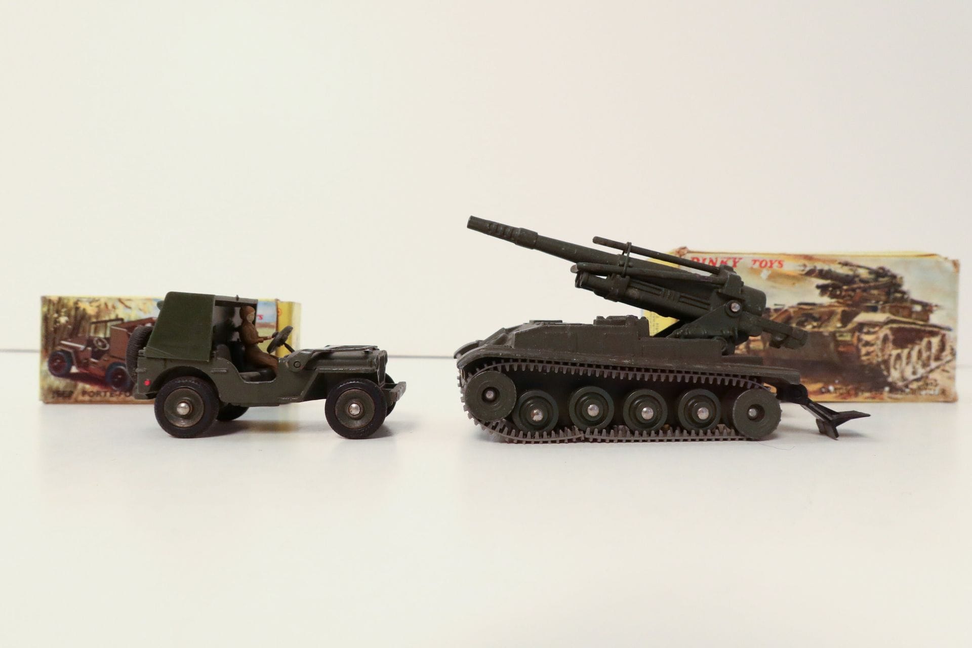 DINKY TOYS 

Ensemble de 2 véhicules militaires : 

- Jeep porte-fusées, fusées amovibles et conducteur, ref. 828, boîte (état d'usage). 

- Canon de 155 automoteur, ref. 813, boîte (état d'usage).
