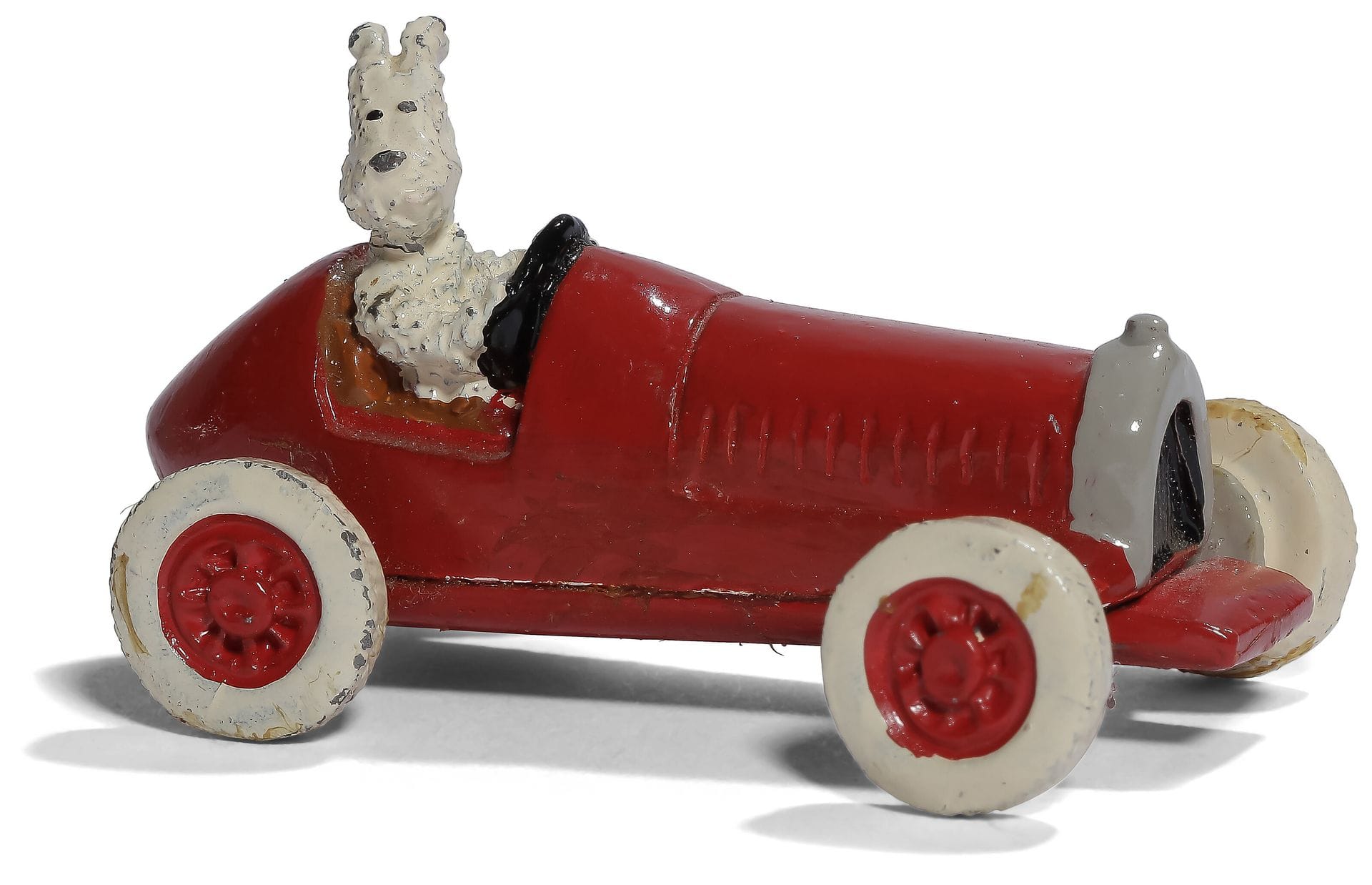 
PIXI, HERGE, Les Aventures de Tintin, figurine Au Pays de l'or noir , Milou en Bugatti à pédales, sans numéro. Avec certificat. Sans boîte. (Petits manques). H : 3 cm 
