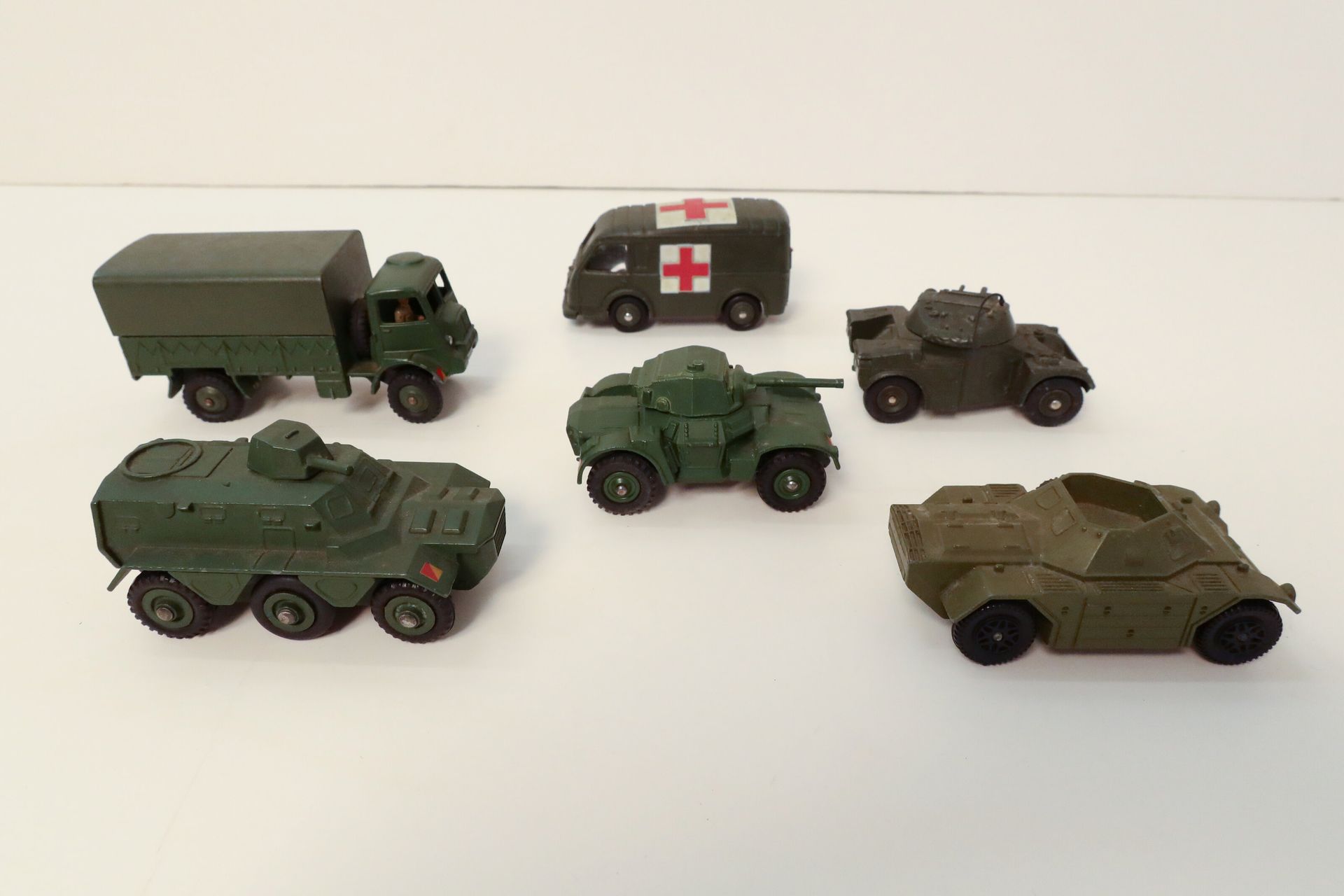 DINKY TOYS 

Ensemble de 6 véhicules militaires sans boîte : 

- AML Panhard, ref. 814 (état d'usage, usures, antenne tordue), 

- Ambulance Militaire Carrier Renault, ref. 80F (état d'usage, petits chocs),

- Army Wagon, ref. 623 (état d'usage, un pneu abimé, chocs),

- Armoured Personnal Carrier avec tourelle, ref. 676 (état d'usage),

- Ferret Scout car, sans ref. (état d'usage),

- Armoured car Daimler, ref. 670 (état d'usage).