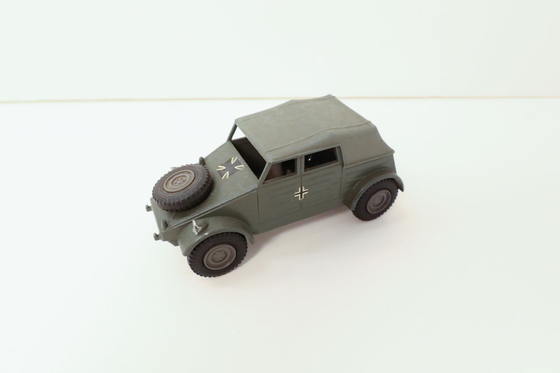 
DINKY TOYS 

KDF Volkswagen with 2 anti-tank PAKs, ref. 617, without box (used condition, small shocks especially on one PAK).
