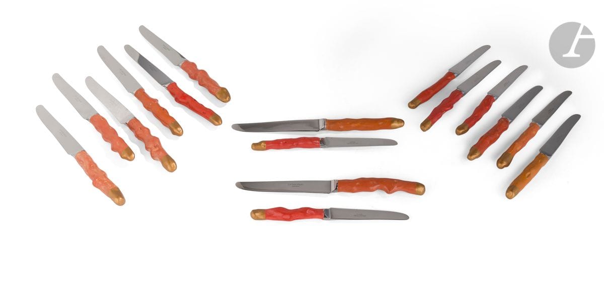 FRANCE TRAVAIL CONTEMPORAIN
Ensemble de huit couteaux de table et huit couteaux à fromage, les manches en composition à l’imitation de branches de corail, les lames en acier inoxydables signées : UN COUTEAU, UNE PIÈCE.
