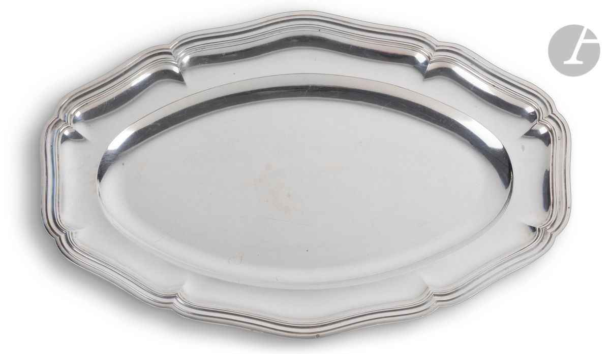 FRANCE XXe SIÈCLE
Deux plats en argent de forme ovale, modèle filets contours.
Poinçon minerve
Orfèvre : ROBERT LINZELER en toutes lettres et poinçon d’orfèvre dans un losange pour le plus grand, Gustave MARTIN (1913) pour le second.
Poids : 1574 g - longueur : 40,2 cm et 35,2 cm - largeur : 27,3 cm et 24,8 cm