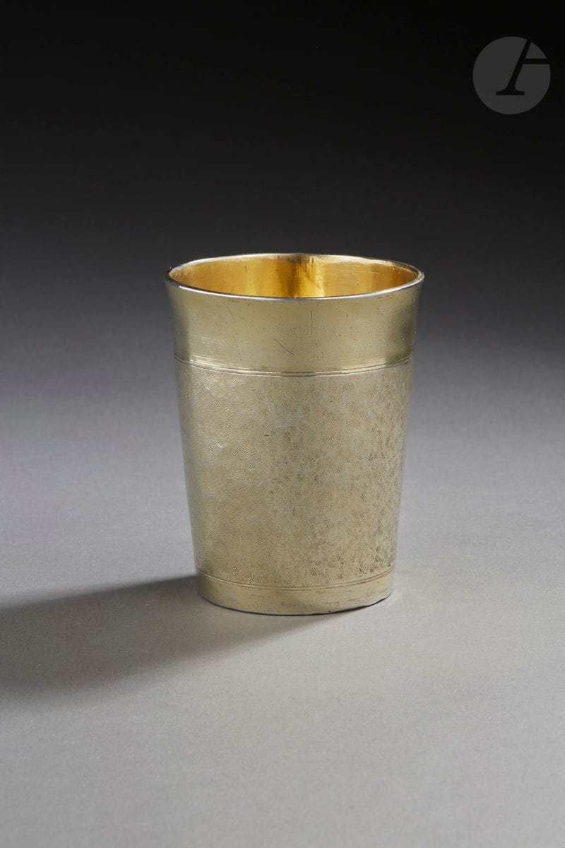 MULHOUSE CIRCA 1700
Gobelet ou « Rathsbecher » en vermeil, dit « à peau de requin » entre deux bordures non gravées délimitées de deux rangs de filets. Poinçonné au revers et gravé de la date 1700. 
Maître orfèvre : Georg-Jacob MEYER, admis en 1684 à la tribu des Maréchaux (Corporation des Orfèvres), décédé en 1712
Poids : 236,4 g - hauteur : 10,3 cm