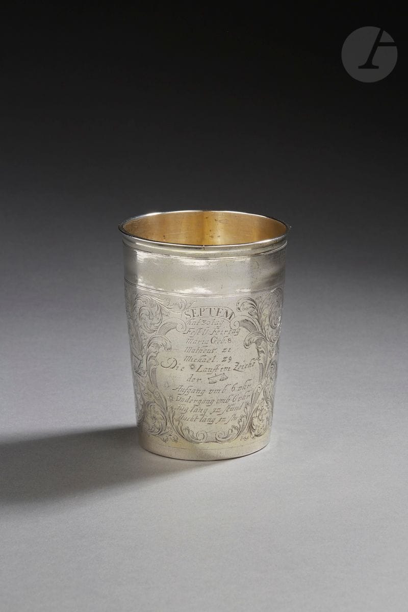 AUGSBOURG FIN DU XVIIe SIÈCLE, DÉBUT DU XVIIIe SIÈCLE
Gobelet plat en argent (anciennement vermeillé) gravé, probablement d’une série de douze correspondant à chaque mois de l’année. Entre deux bordures sans gravure délimitées par deux rangs de filets, sont gravés de part et d’autre du gobelet deux médaillons, dans le premier le ramassage des pommes, dans le second les événements du mois de septembre. Les deux médaillons sont encadrés de rinceaux feuillagés dans lesquels se dissimulent deux putti.
« Transcription française de l’allemand :
SEPTEMBRE
A trente jours
Fêtes et jours de fête
La naissance de Marie le 8
SEPTEMBRE
Mathieu le 21
Michel le 29
Le soleil (dessin d’un soleil) entre dans le signe de la balance (dessin d’une balance)
Lever vers six heures
Coucher vers 6 heures
Durée du jour 12 heures
Durée de la nuit 12 heures »
Maître orfèvre : Joseph Christoph HUNNING, reçu en 1699 (décédé en 1737)
Poids : 154,6 g - hauteur : 10,7 cm