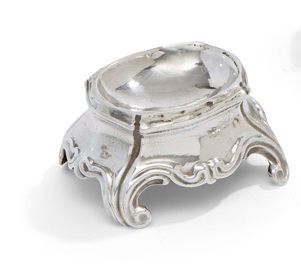 TOULOUSE CIRCA 1770
Salière en argent estampé à quatre pans terminés par des enroulements.
Maître orfèvre : Barthélémy SAMSON, reçu vers 1760
Poinçons : sur le pourtour intérieur très peu lisibles
État : anciennement restaurée, repolie, réceptacle central changé postérieurement
Poids : 111,6 g - longueur : 8 cm - largeur : 6,7 cm