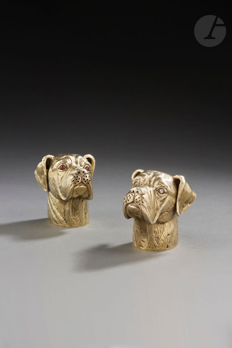 LONDRES 1963
Paire de salière et de poivrière en vermeil fondu figurant des têtes de dogue au naturel, les yeux rehaussés de diamants et de rubis. Leur prognathie laisse apparaître leurs dents, les ouvertures sont dissimulées dans leurs poils de moustache. Le remplissage s’effectue au revers par un système amovible dévissable. 
Orfèvre : RC non identifié - numérotés 3 et 4 
Poids brut :319 g et 326 g - hauteur : 7,4 cm