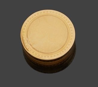 PARIS 1809 - 1819
Boîte / bonbonnière en ors 18 Kt de deux tons, de forme circulaire, ciselée de cercles et de stries sur fond amati.
Poinçon d’orfèvre invisible
État : ancienne restauration à l’étain
Poids : 32,7 g - diamètre : 4,4 cm - hauteur : 1,4 cm