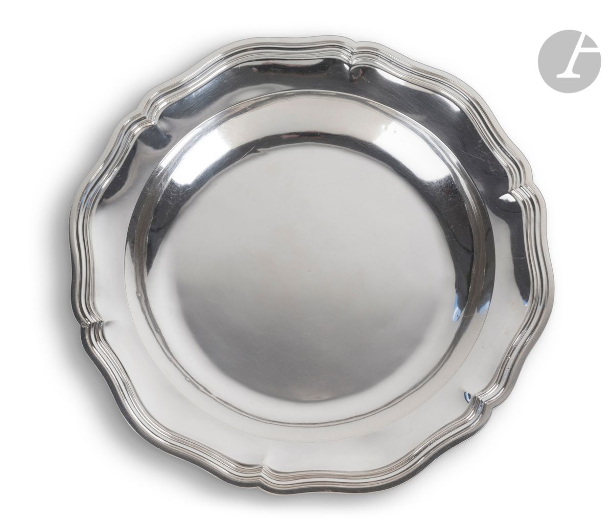 FRANCE XXe SIÈCLE
Plat creux en argent moulurée de filets à six contours.
Poinçon minerve
Orfèvre : poinçon d’orfèvre dans un losange et en toutes lettres VILLAIN A PARIS
Poids : 813 g - diamètre : 30 cm