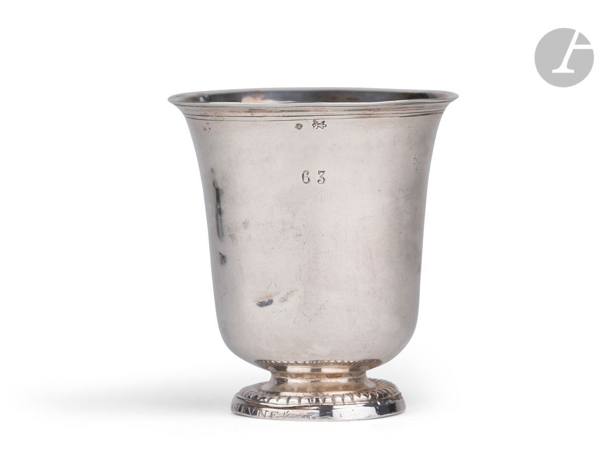 BLOIS À PARTIR DE 1774
Timbale tulipe en argent, le piédouche repoussé de godrons, gravé sur le pourtour : M . A LABBEE LA IEUNE (sic), le corps uni gravé 63.
Maître orfèvre : Pierre CAILLIER dit CAILLIER-SEZEUR, reçu à Orléans en 1774
Poids : 102,26 g - hauteur : 9,1 cm
Poinçons : maison commune Z sur un porc-épic, décharge en forme de dard
État : piédouche à redresser, ancienne réparation entre le pied et le corps, chocs