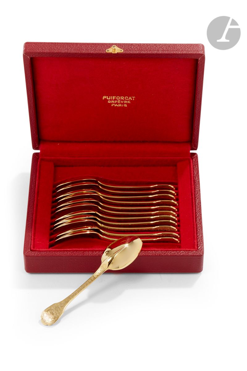 PUIFORCAT APRES 1972
Douze cuillers à moka en vermeil, modèle SOUBISE à l’état neuf dans leur écrin de la maison PUIFORCAT ORFEVRE PARIS.
Poinçon minerve
Poids : 220,4 g - longueur : 10,5 cm