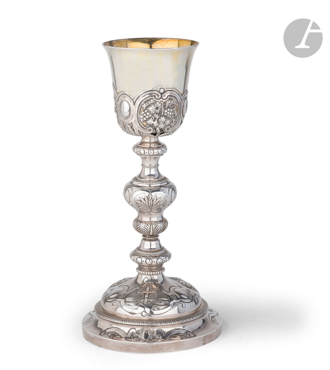 FRANCE XIXe SIÈCLE
Calice en argent, la fausse coupe en vermeil à pas de vis, à décor repoussé de symbolique eucharistique sous la forme de médaillons de gerbes de blé et de raisins en rappel sur le nœud, encadrant la croix.
Poinçon minerve
Orfèvre : probablement FMM une hermine, indéterminé
Poids : 370 g - hauteur : 26,6 cm