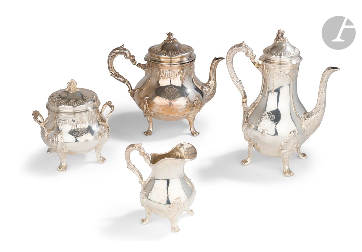 FRANCE FIN DU XIXe SIÈCLE
Thé café en argent et arrêts en ivoire composé de quatre pièces (verseuse, théière, sucrier couvert et pot à lait). Il repose sur quatre pieds à agrafes de feuilles d’acanthe, le corps est uni, gravé d’un chiffre de lettres entrelacées et bordé de draperie en rappel sur les couvercles sommés de feuilles. 
Poinçon minerve
Poids brut : 1689 g