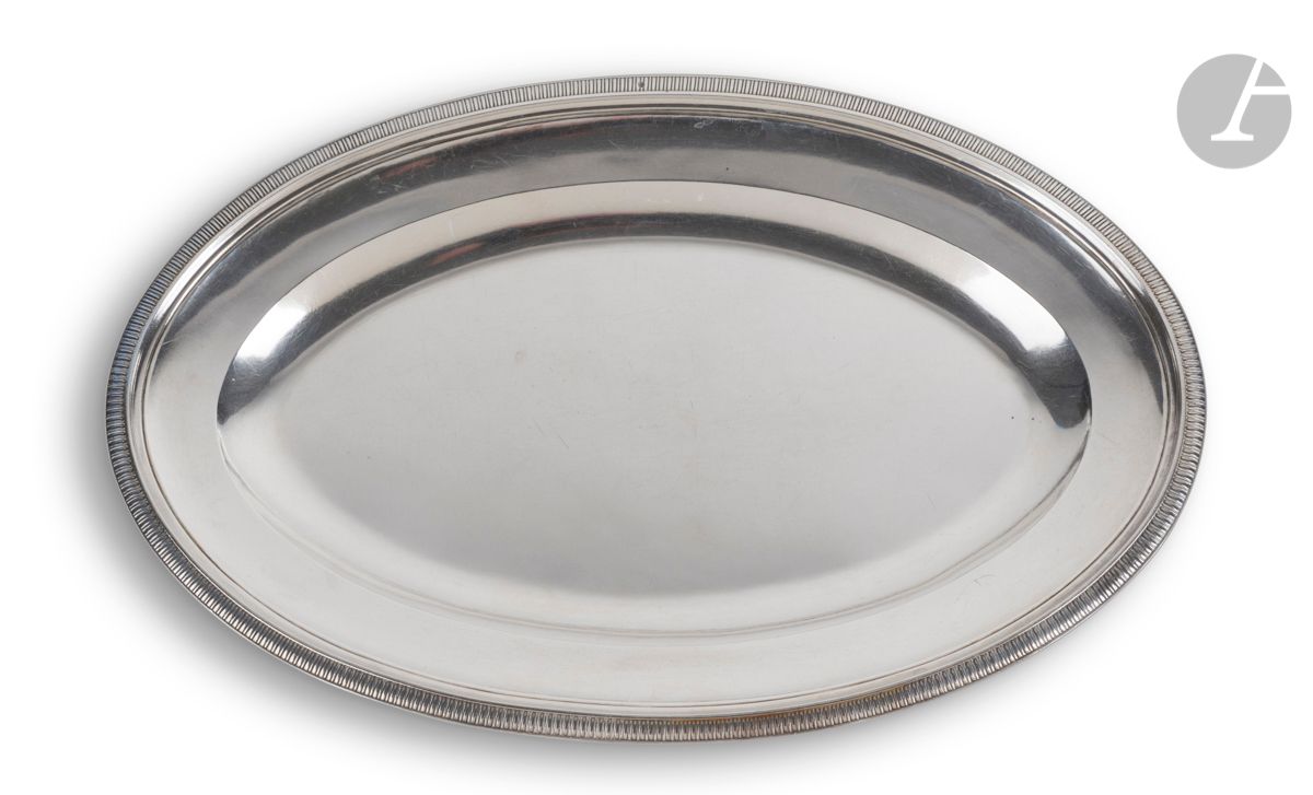 FRANCE DEUXIÈME MOITIÉ DU XIXe SIÈCLE
Plat en argent de forme ovale mouluré de godrons.
Poinçon minerve
Orfèvre : DEBAIN FLAMANT
Poids : 1004 g - longueur : 40,5 cm - largeur : 26,5 cm