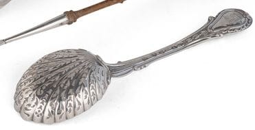 FRANCE FIN DU XIXe SIÈCLE
Cuiller à sucre en argent fondu, anciennement dégravée d’armoiries sur la spatule et chiffrée DB de lettres à l’anglaise, modèle surmoulé, répertorié dans le Helft « Nouveaux poinçons » page 259.
Poids : 91,2 g - longueur : 20 cm