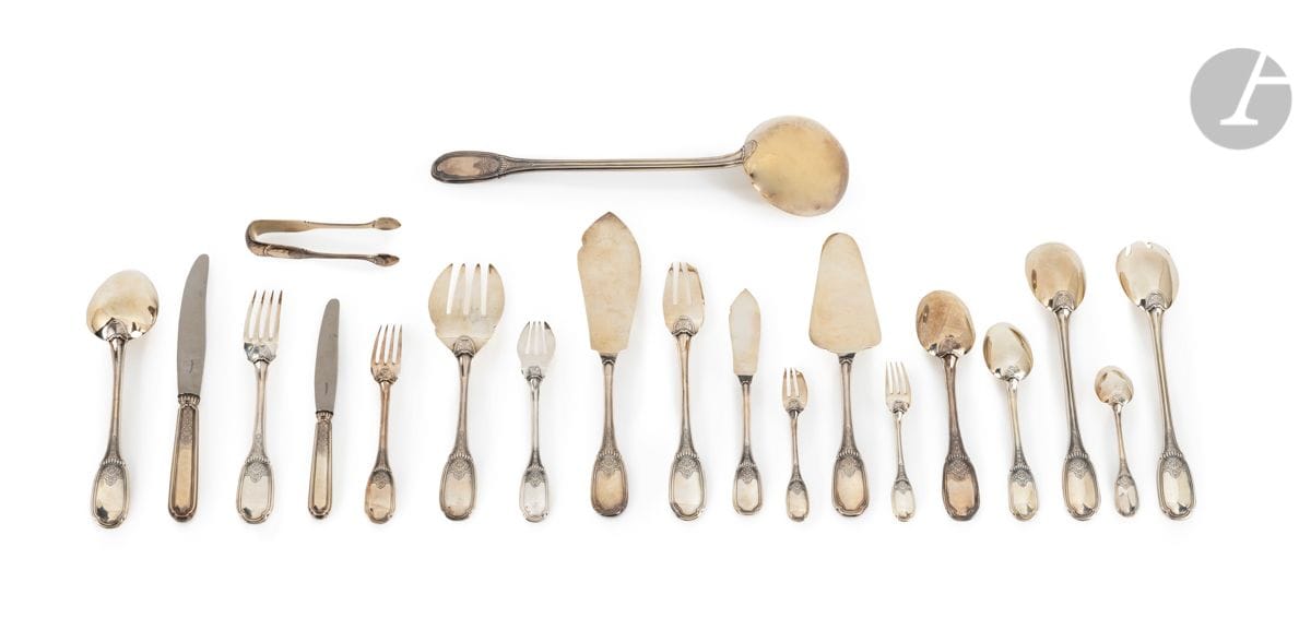FRANCE XXe SIÈCLE
Ménagère en argent modèle Régence, non chiffrée, composée de 141 pièces telles que décrites :
- 12 fourchettes de table
- 12 cuillers de table
- 12 couteaux à poisson
- 12 fourchettes à poisson
- 12 fourchettes à entremets
- 12 cuillers à entremets
- 12 couteaux de table
- 12 couteaux à fromage brut
- 12 fourchettes à dessert
- 12 petites cuillers
- 12 fourchettes à huître
- 1 louche
- 1 pelle à gâteau
- 1 couvert à salade
- 2 couverts à servir (4 pièces)
- 1 pince a sucre
Poinçon minerve
Orfèvre : LAPPARRA
Poids net : 7430 g - poids brut : 8824,5 g