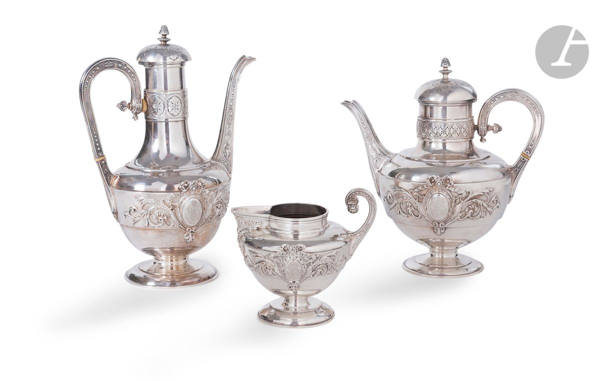 FRANCE XIXe SIÈCLE
Service thé café trois pièces en argent composé d’une théière, d’une cafetière et d’un pot à lait. Le piédouche circulaire, le corps balustre est rehaussé d’un médaillon chiffré surmonté d’un nœud de rubans et de palmes feuillagées, le col agrémenté de rosaces, la prise sommée d’une pomme de pin.
Poinçon minerve
Orfèvre : Pierre QUEILLE insculpe en 1834
Poids brut : (arrêts en ivoire) 1955,2 g - hauteur : cafetière 28,5 cm - théière 25 cm