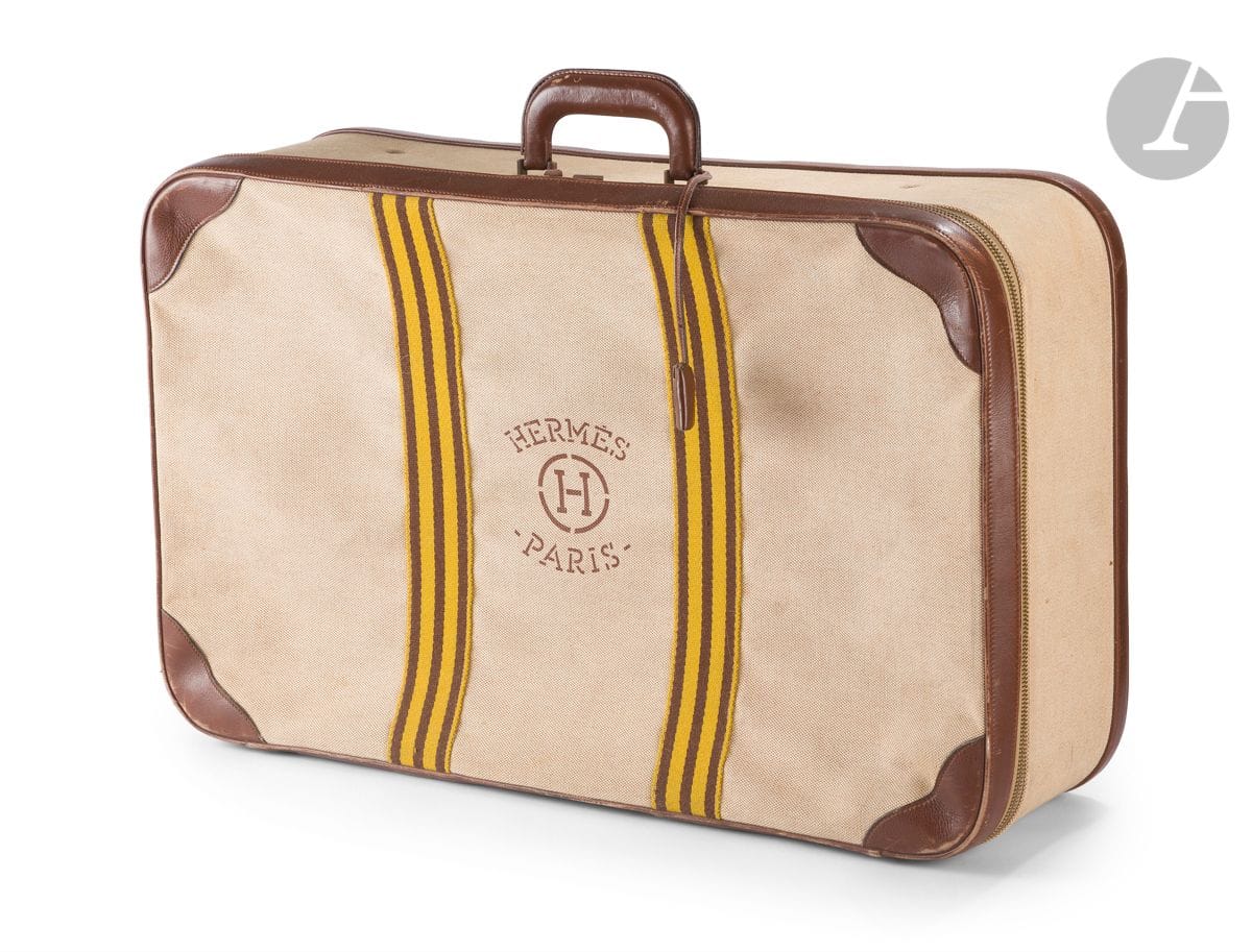 HERMES Paris Made in France
Valise semi-rigide en toile et cuir marron (quelques salissures et quelques usures aux bordures), intérieur à deux sangles, clochette, deux clefs et cadenas, années 70-80 
65 x 40 x 20 cm