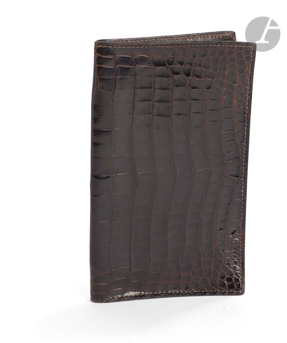 HERMES Paris Made in France
Porte-chéquier en croco marron foncé (traces d'usage), années 70-80
17 x 10 cm