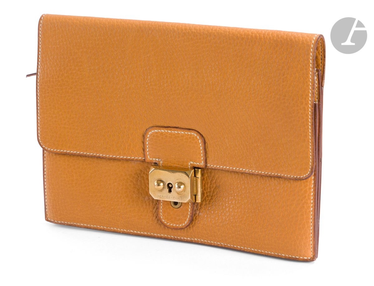 HERMES Paris Made in France 
Pochette en cuir grainé gold (bel état), garniture en plaqué or, deux clefs, circa 1982
23,5 x 17 cm