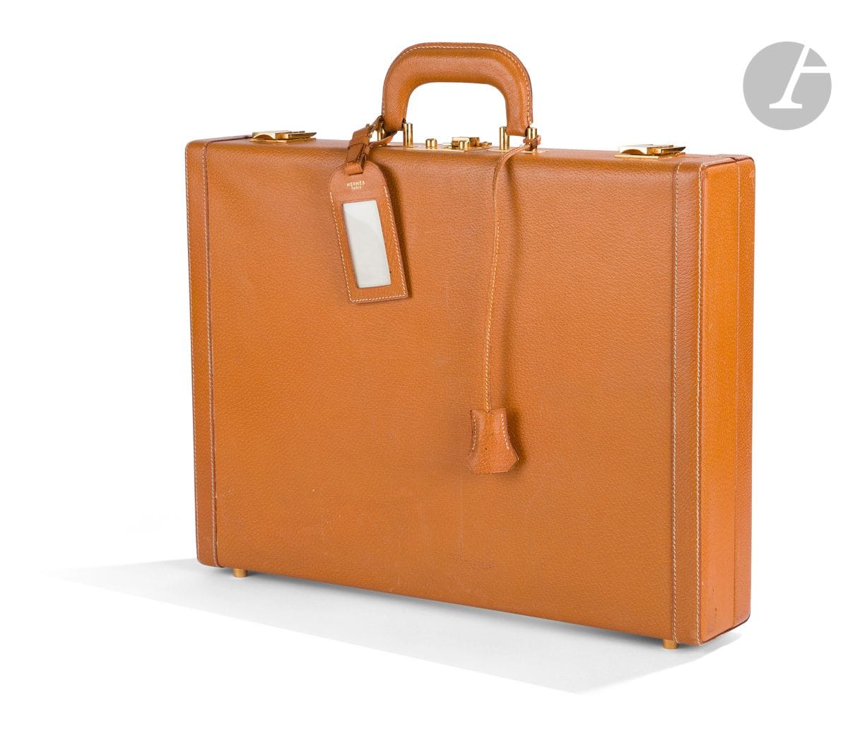 HERMES Paris Made in France
Attaché case en porc gold (quelques traces), garniture en plaqué or, intérieur à un soufflet, clochette et deux clefs, porte-nom, circa 1985 
42 x 32 x 7,5 cm