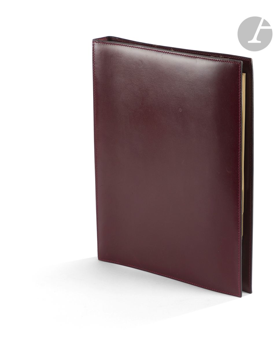 HERMES Paris Made in France
Livre de Cave en box bordeaux (quelques traces), années 80
33 x 26,5 cm