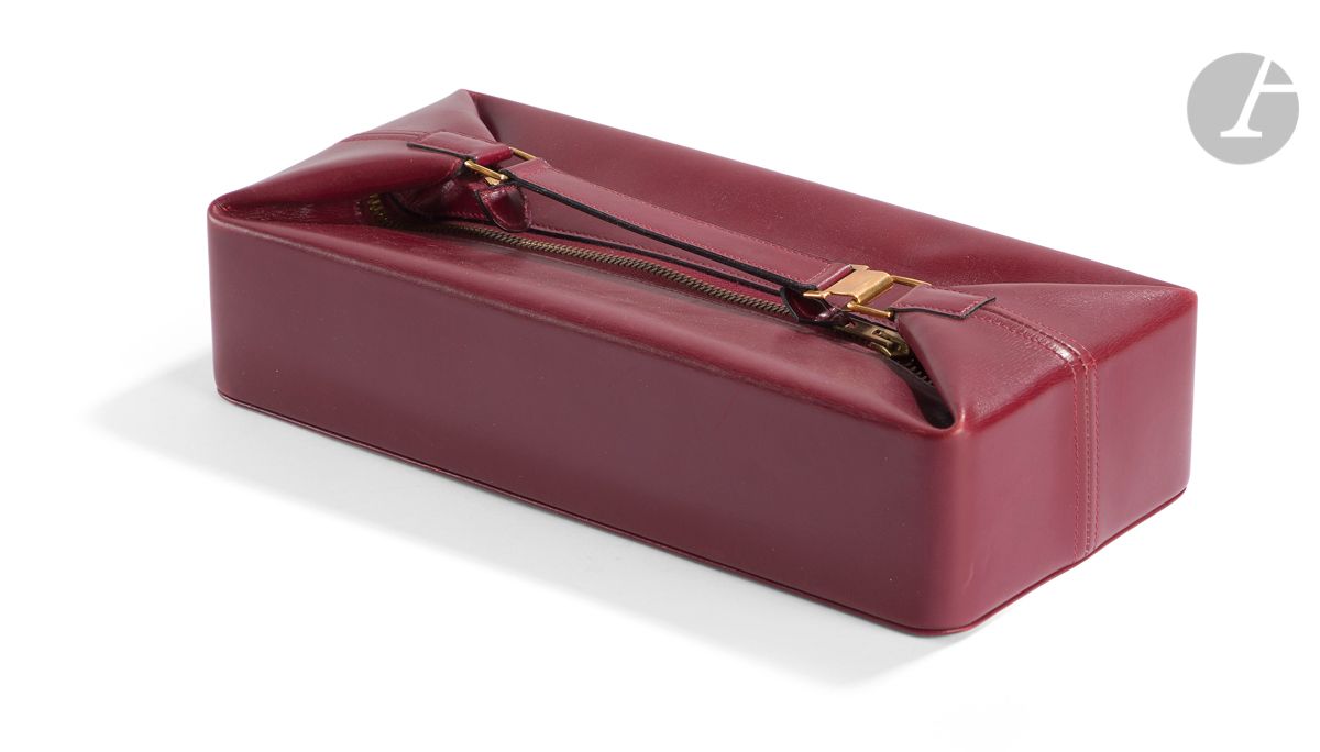 HERMES Paris Made in France
Trousse de toilette en box bordeaux (tache et légères usures), années 70-80
31 x 15 x 7 cm