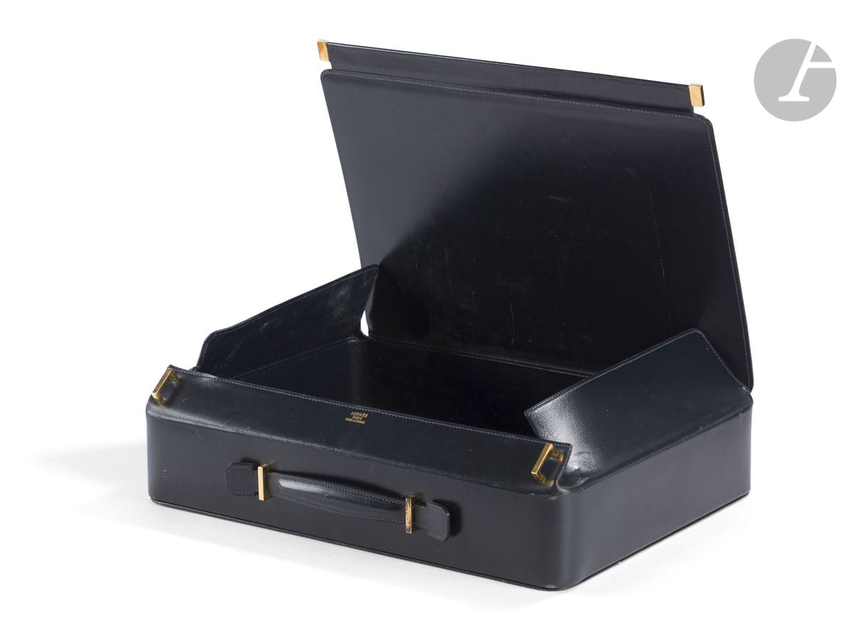 HERMES Paris made in France
Nécessaire de toilette en box marine (légères traces)
37 x 27 x 7 cm