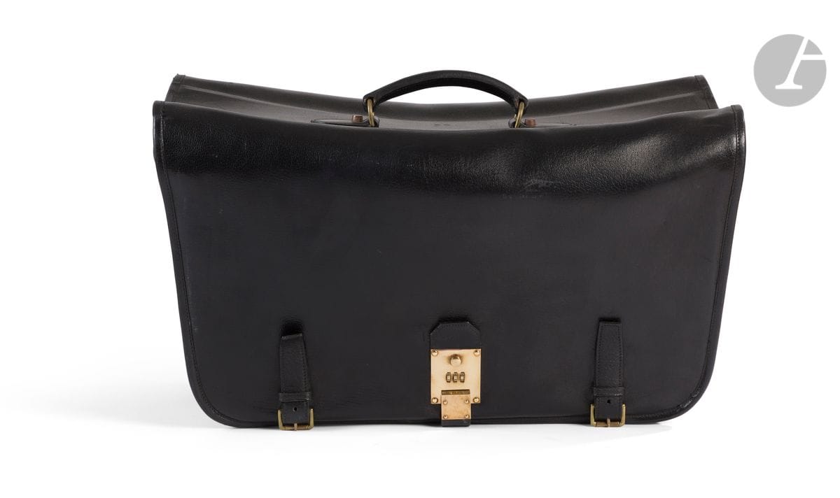 HERMES Paris Made in France
Porte-habits, extérieur en cuir noir (quelques traces), chiffré A.K, garniture plaqué or, serrure à combinaison, intérieur en toile à trois cintres et pochettes (quelques salissures), fin des années 70
59 x 36 x 28 cm