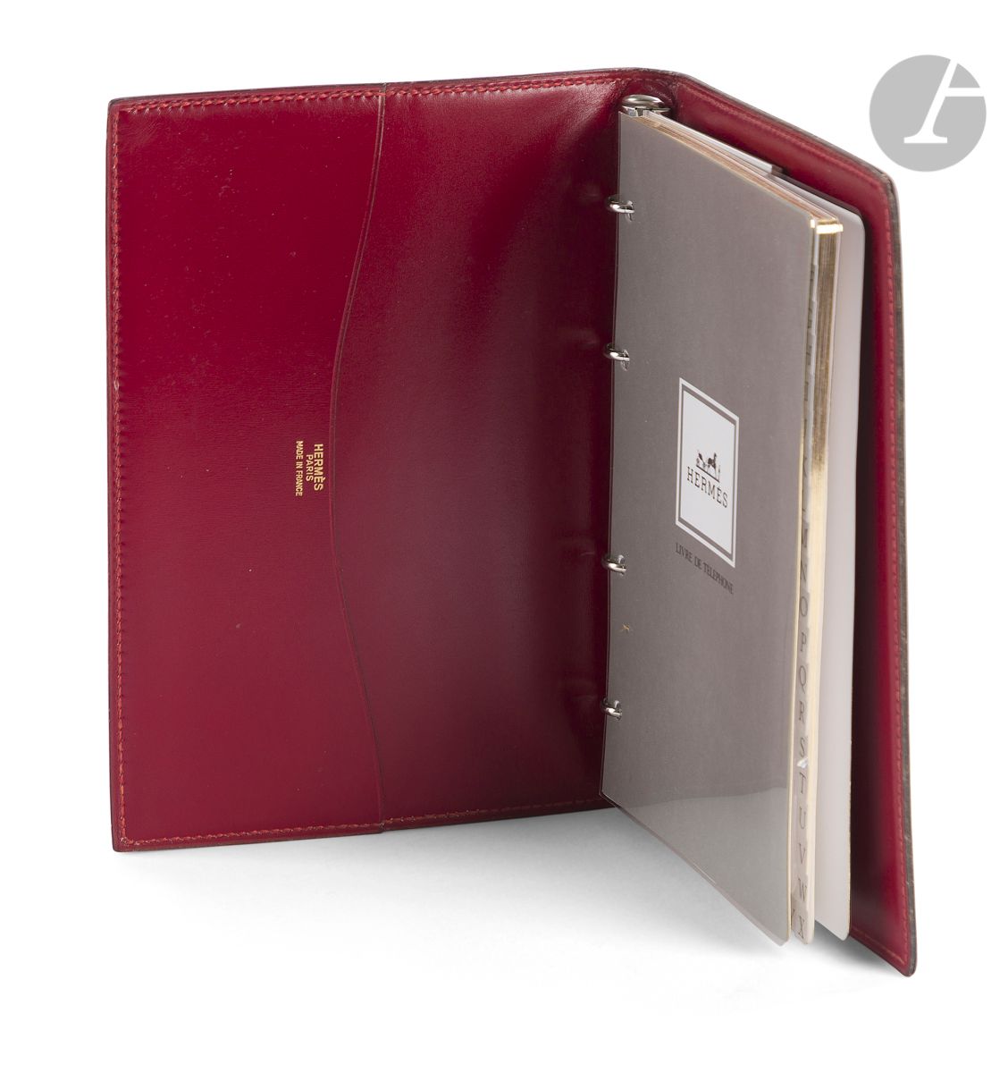 HERMES Paris Made in France
Livre de téléphone en box noir surpiqué rouge (quelques traces), intérieur rouge, répertoire téléphonique
23 x 16 cm