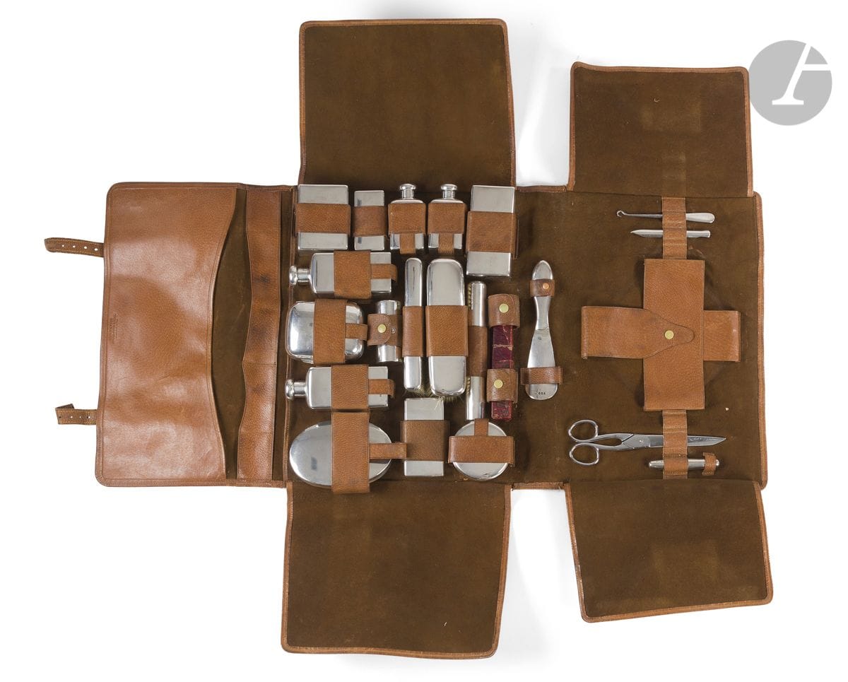 MAPPIN & WEBB London Paris & Rome
Trousse de toilette porc naturel (taches et grosses traces d'usage), contenant une garniture en argent (quelques manques)
40 x 30 x 6 cm