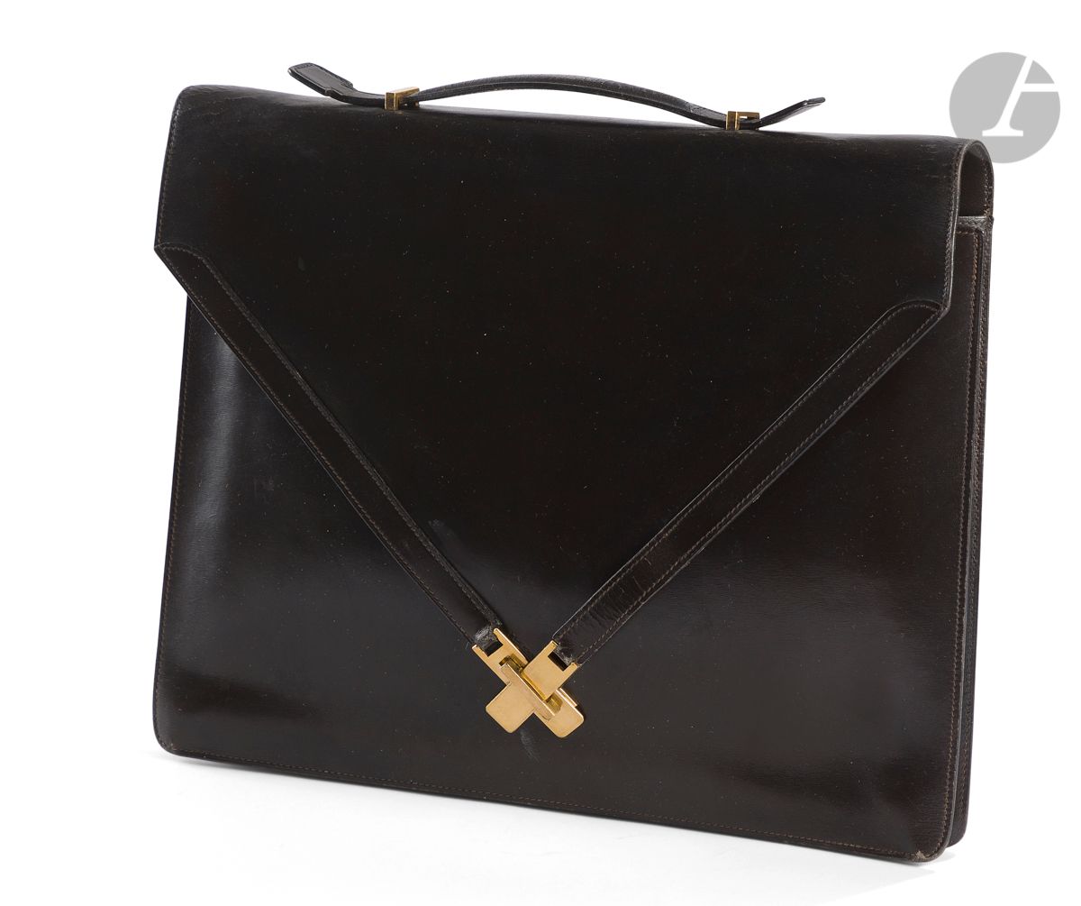 HERMES Paris Made in France
Cartable en cuir marron foncé à fermoir croisé en plaqué or (usures et traces), années 70-80
33,5 x 27 cm