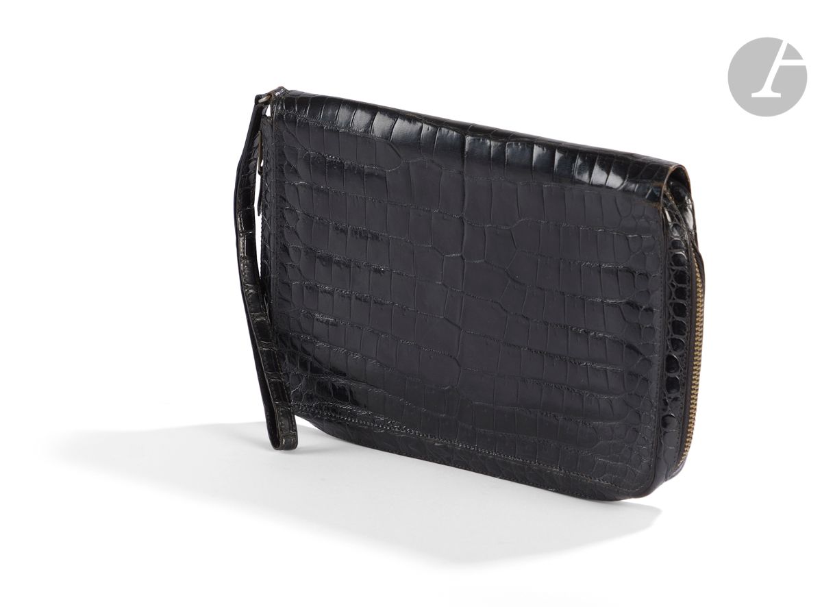 HERMES Paris Made in France
Pochette en crocodile d'estuaire "Crocodylus Porosus" à fermeture Eclair (traces d’usage)
27 x 18,5 cm