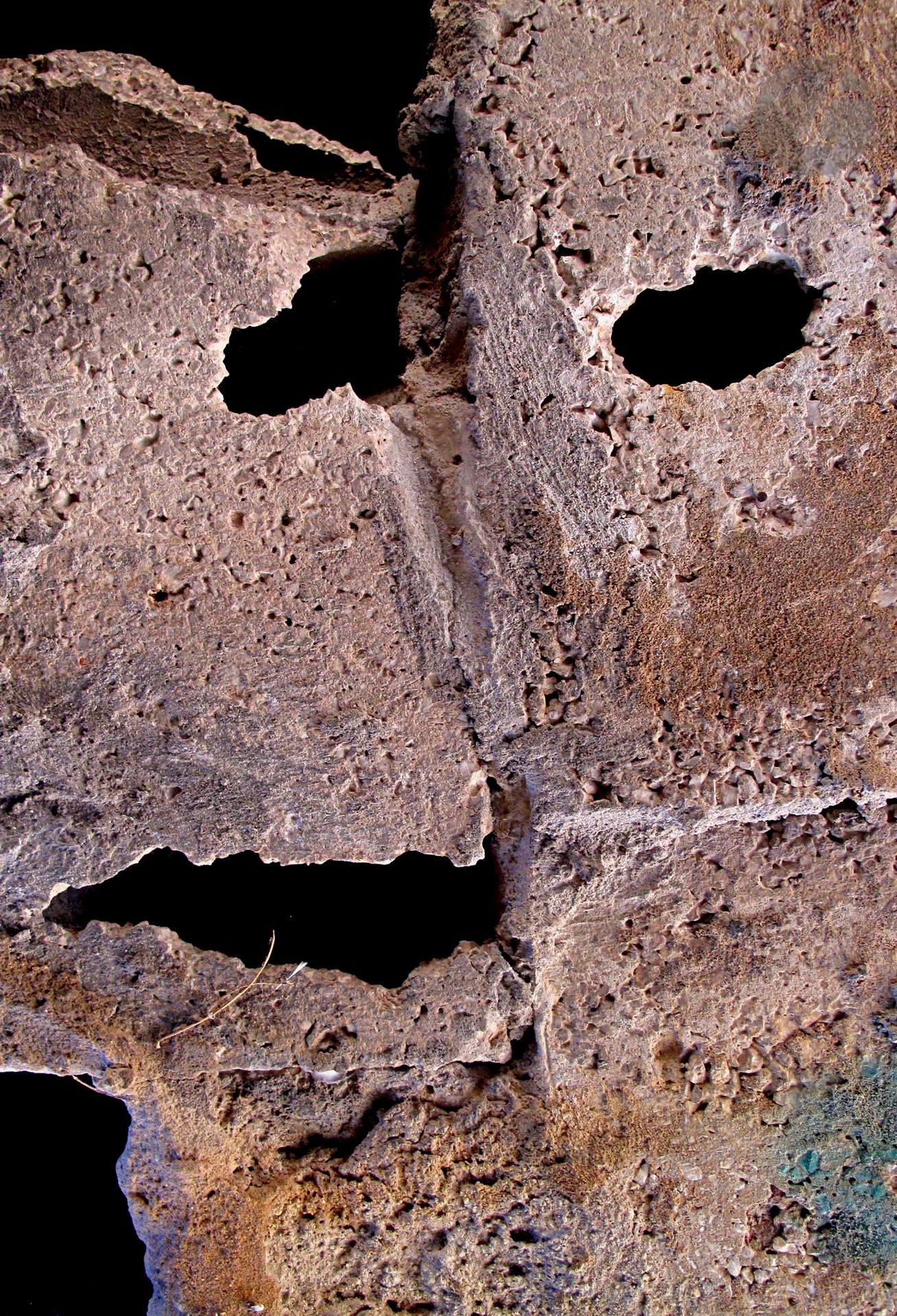 Claude MOLLARD (France, né en 1941)
Liban, gare de Rayak, plaine de la Bekaa. Détail d'un mur de centre de détention, 2013
Photographie.
Signée, datée et numérotée.
Édition limitée à 7 exemplaires + 2 Épreuves d'Artiste.
48,3 x 32,9 cm

Original photograph.
Signed, dated and numbered. 
Limited edition of 7 + 2 Artist's proofs.

Provenance :
Atelier de l'artiste.