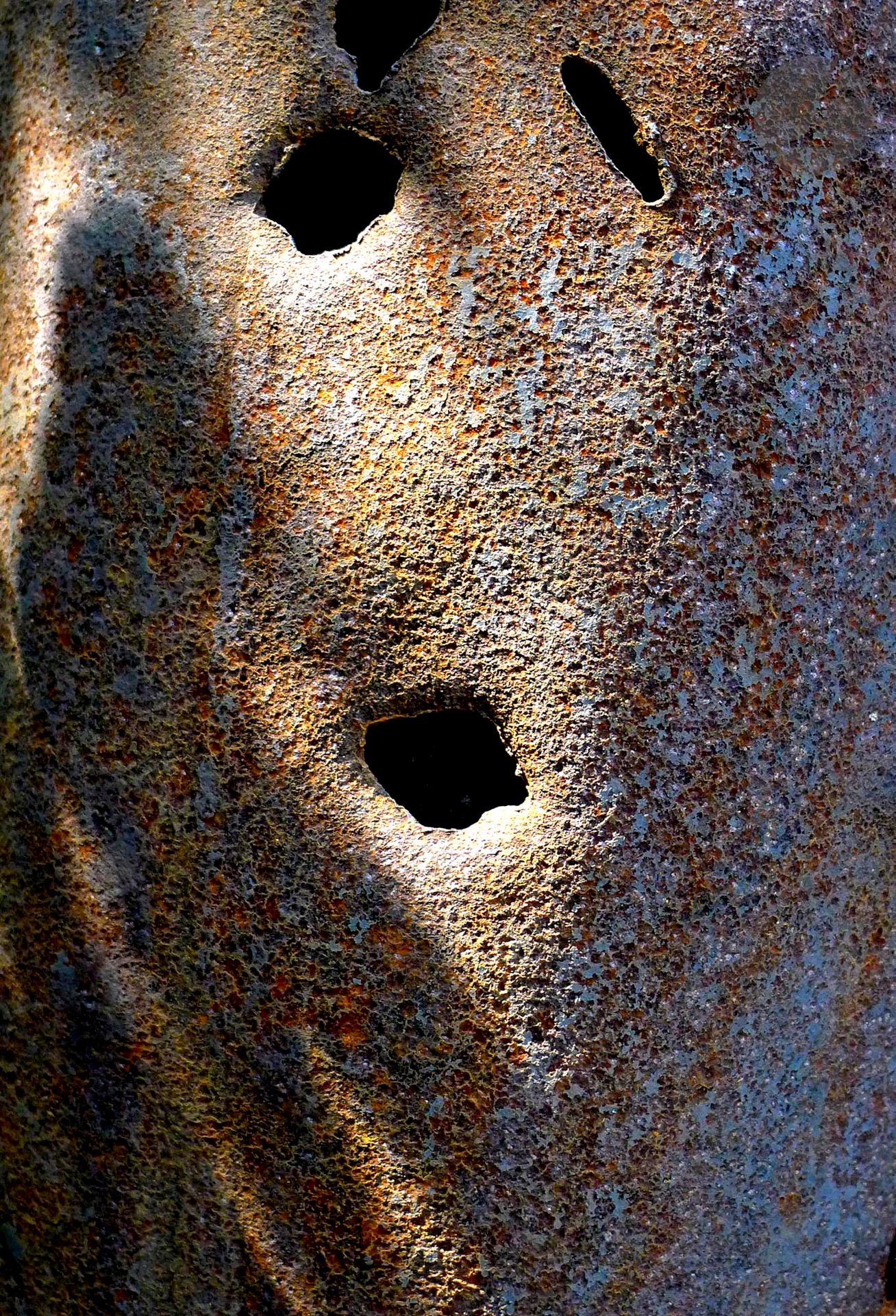 Claude MOLLARD (France, né en 1941)
Liban, gare de Tripoli. Détail de locomotive criblée de balles, 2013
Photographie.
Signée, datée et numérotée.
Édition limitée à 7 exemplaires + 2 Épreuves d'Artiste.
48,3 x 32,9 cm

Original photograph.
Signed, dated and numbered. 
Limited edition of 7 + 2 Artist's proofs.

Provenance :
Atelier de l'artiste.