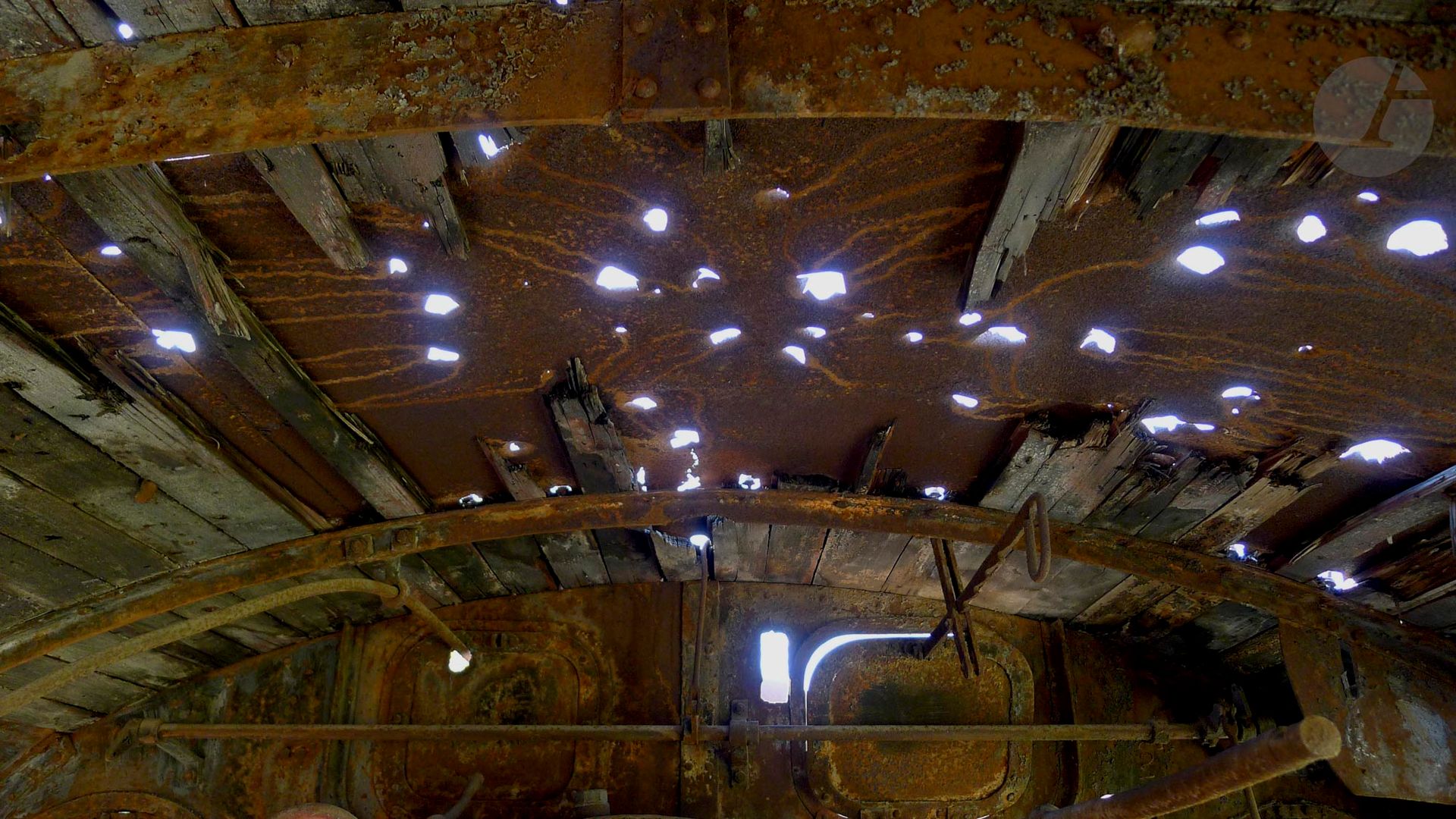 Claude MOLLARD (France, né en 1941)
Liban, gare de Tripoli. Intérieur d'un wagon criblé de projectiles de la guerre, 2013
Photographie.
Signée, datée et numérotée.
Édition limitée à 7 exemplaires + 2 Épreuves d'Artiste.
32,9 x 48,3 cm

Original photograph.
Signed, dated and numbered. 
Limited edition of 7 + 2 Artist's proofs.

Provenance :
Atelier de l'artiste.
