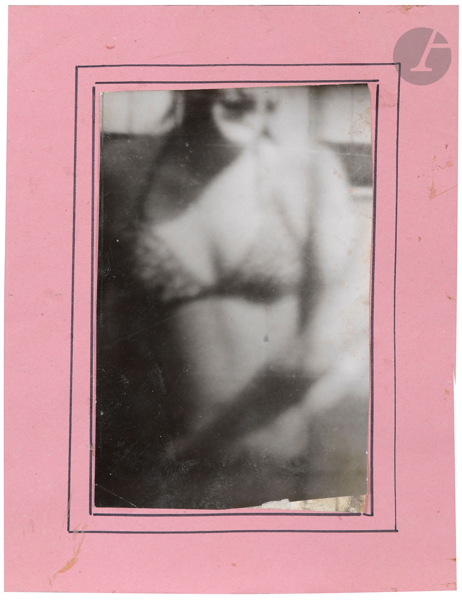 Miroslav Tichy (1926-2011) 
Sans titre, c. 1960-1970. 
[Femme en bikini].
Épreuve argentique d’époque, contrecollée sur carton par le photographe. 
17,2 x 11,5 cm . 

Provenance : 
Jana Hebnarova - collection privée, Paris.
Un certificat d’authenticité de Jana Hebnarova (ayant droit de Miroslav Tichy) accompagne chaque œuvre 

Miroslav Tichy (1926-2011) 
Untitled, c. 1960-1970. 
[Woman in a bikini].
Vintage gelatin silver print, mounted on cardboard by the photographer.  
17.2 x 11.5 cm 

Provenance : Jana Hebnarova - private collection, Paris.
Included a certificate of authenticity from Jana Hebnarova (Miroslav Tichy's rightholder).