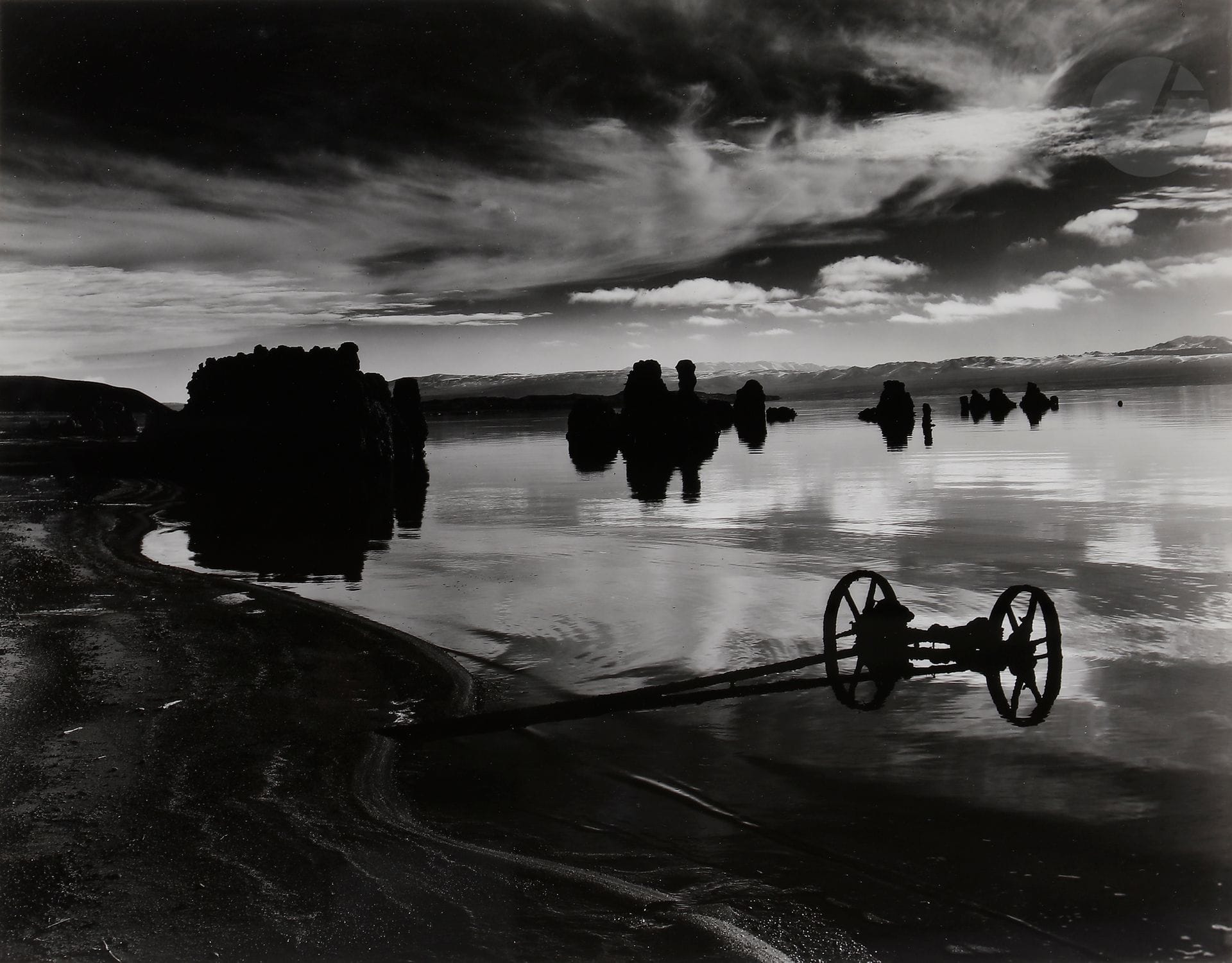 Brett Weston (1911-1993)
Mono Lake, 1955. 
Épreuve argentique (c. 1980), contrecollée sur carton, signée et datée au crayon sur le montage en bas à droite.
26,5 x 31,5 cm

Brett Weston (1911-1993)
Mono Lake, 1955.
Gelatin silver print (c. 1980), mounted on cardboard, signed and dated in pencil in the bottom right corner of the mount.
26,5 x 31,5 cm
