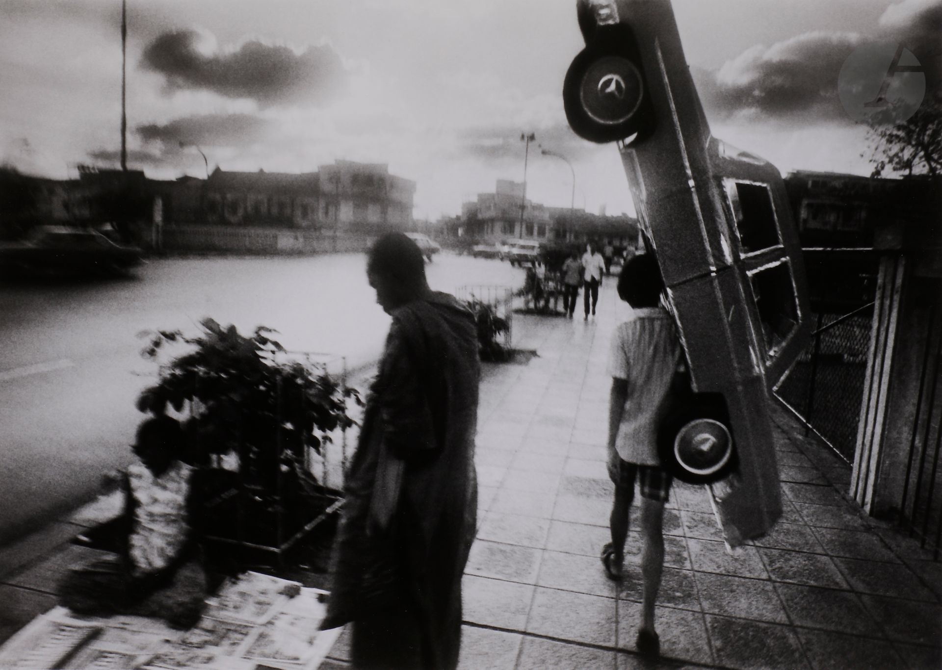 Max Pam (1949)
The sea of love. 
Éditions Bessard, Paris, 2019.
Grand in-4 (30 x 22 cm). Édition originale sous jaquette illustrée et rhodoïd, accompagnée de son coffret d’éditeur en bois orange, à couvercle coulissant. L’ouvrage est tiré à 1000 exemplaires + 60 Artist Editions (2 x 30 ex.). Numérotation à 30 ex. à l’encre sur le couvercle. Cet exemplaire fait partie des Artist Editions, accompagné de deux épreuves, l’une argentique (Papier mâché Mercedes, Bangkok, 1976) et l’autre pigmentaire (Chim. Bangkok, 1973), signées, titrées, datées et tamponnées par le photographe dans les marges inférieures. La première est inserrée dans une enveloppe et la seconde est glissée dans un étui contrecollé en 3e de couverture.
Formats des épreuves : 12,6 x 19 et 25,5 x 32,5 cm

Max Pam (1949)
The sea of love. 
Editions Bessard, Paris, 2019.
Large 4to (30 x 22 cm). First edition with an illustrated dust jacket and a rhodoïd jacket,  in its publisher's orange wooden box. Edition of a 1000 copies + 60  Artist Editions (2 x 30). This copy is part of the Artist Editions. Included two prints, one gelatin silver print (Papier mâché Mercedes, Bangkok, 1976) and one pigment print (Chim. Bangkok, 1973), signed, dated, captioned and stamped by photographer in the lower margins. 
Dimensions of the prints: 12,6 x 19 and 25,5 x 32,5 cm