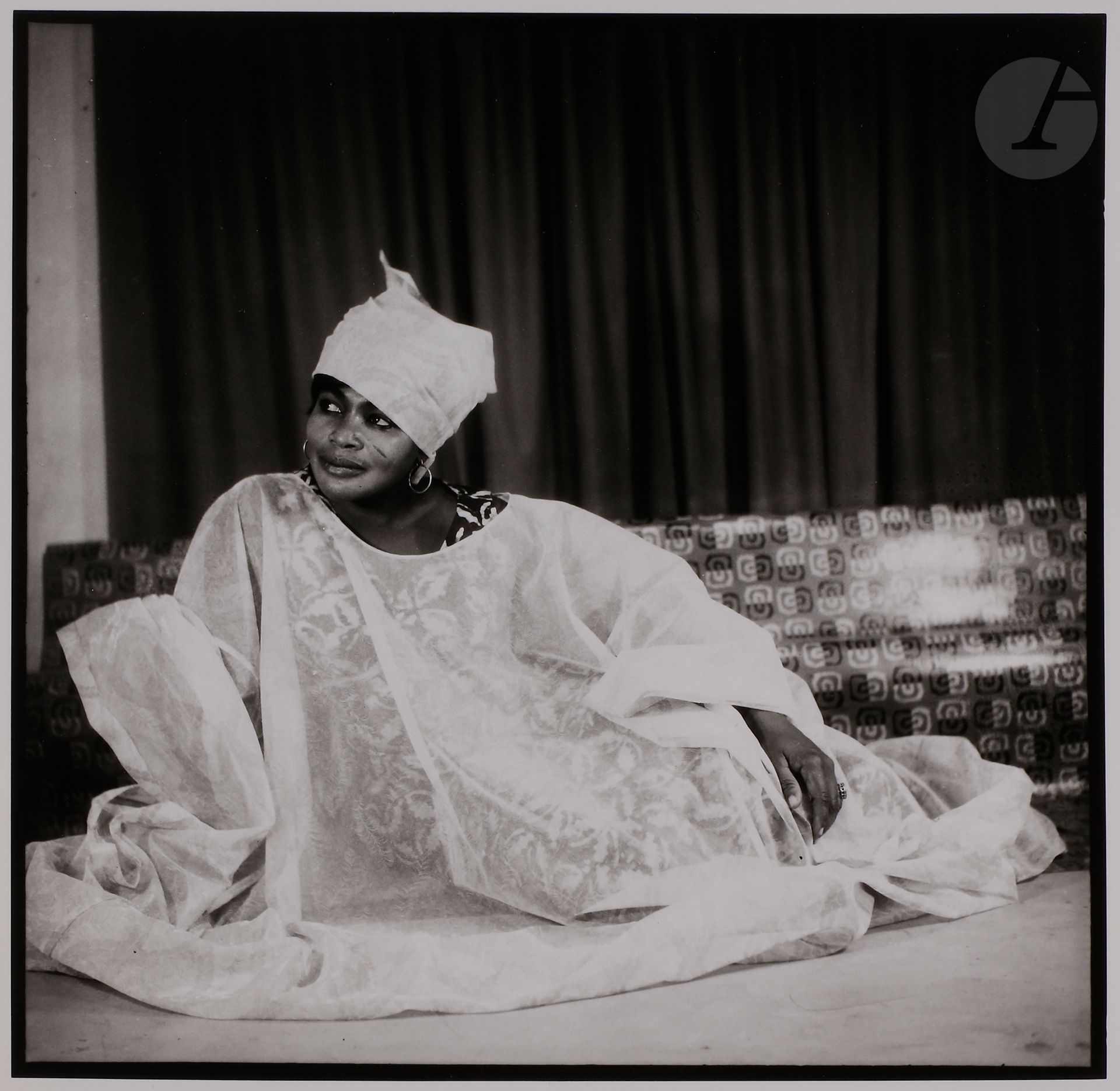 Philippe Koudjina (1940-2014) 
Niamey, Niger, c. 1960-1970. 
Femme en boubou. 
Épreuve argentique (c. 2000), signée à l’encre dans la marge inférieure. Initiales du tireur Philippe Salaün au verso. 
Image : 26,5 x 26,5 cm 
Feuille : 40,5 x 30,5 cm

Philippe Koudjina (1940-2014) 
Niamey, Niger, c. 1960-1970. 
Woman in boubou. 
Gelatin silver print (c. 2000), signed in ink in the lower margin. Initials of the printer Philippe Salaün on verso. 
Image: 26.5 x 26.5 cm 
Paper: 40.5 x 30.5 cm