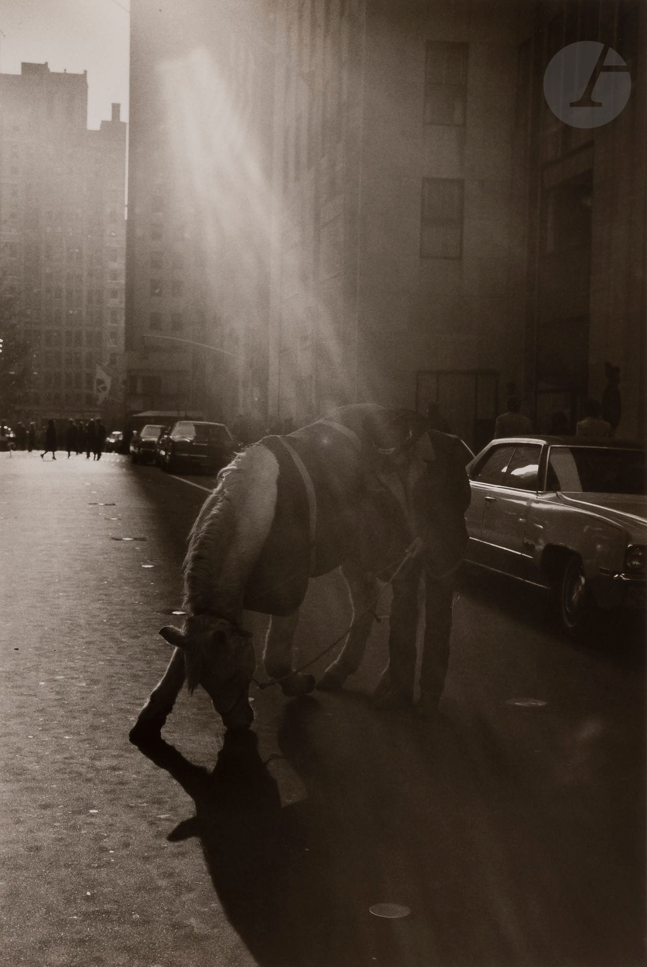 Louis Stettner (1922-2016)
Rodeo Cowboy. Rockefeller Center. New York, 1972. 
Épreuve argentique (c. 1980), signée et légendée au verso. 
Image : 45 x 30 cm 
Feuille : 50,5 x 40,5 cm

Louis Stettner (1922-2016)
Rodeo Cowboy. Rockefeller Center. New York, 1972. 
Gelatin silver print (c. 1980), signed and captioned on verso. 
Image: 45 x 30 cm 
Paper: 50.5 x 40.5 cm